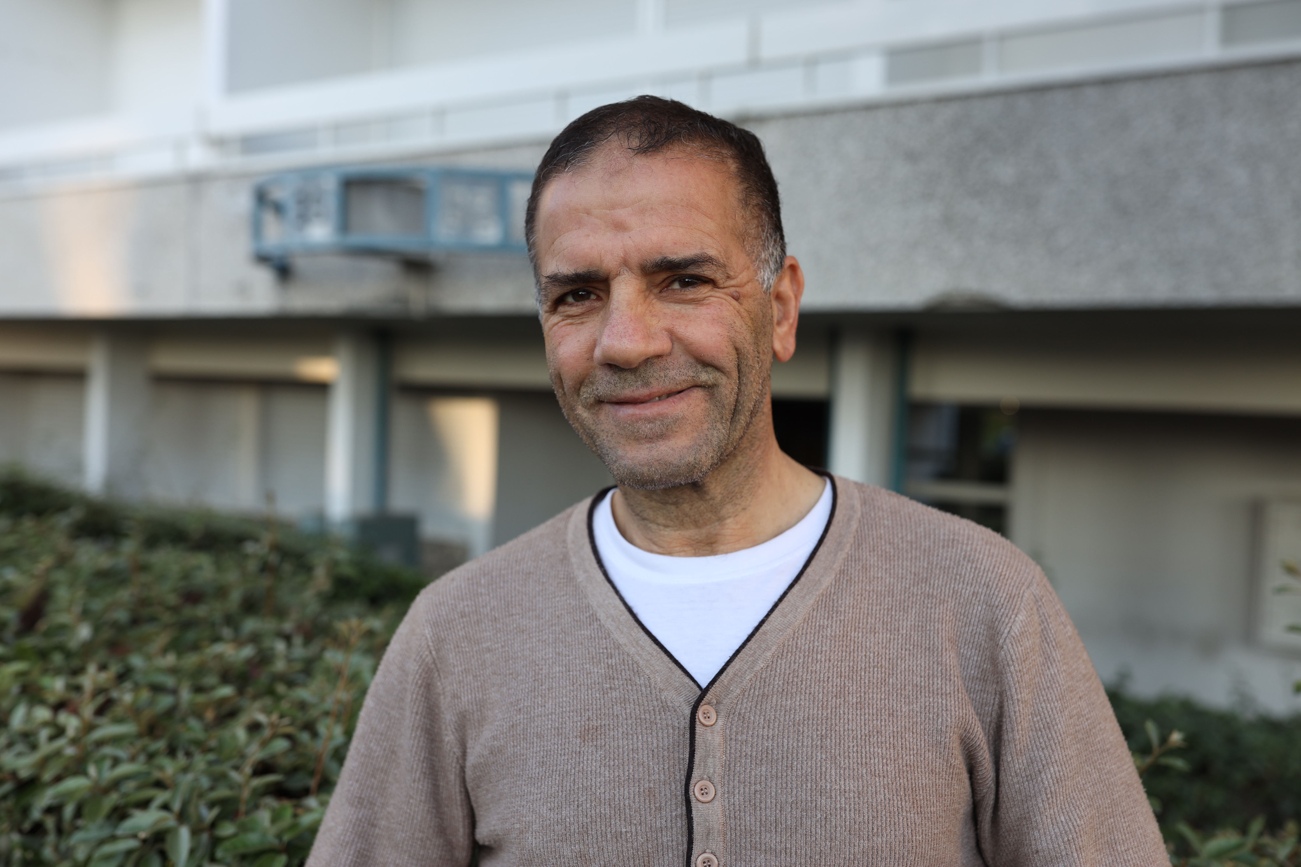 Idrissi, devant l'entrée de son immeuble 