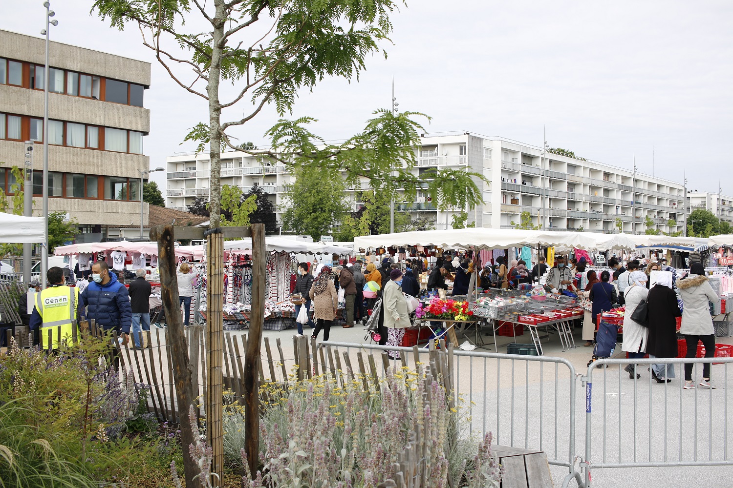 jour de marché place François Mitterrand