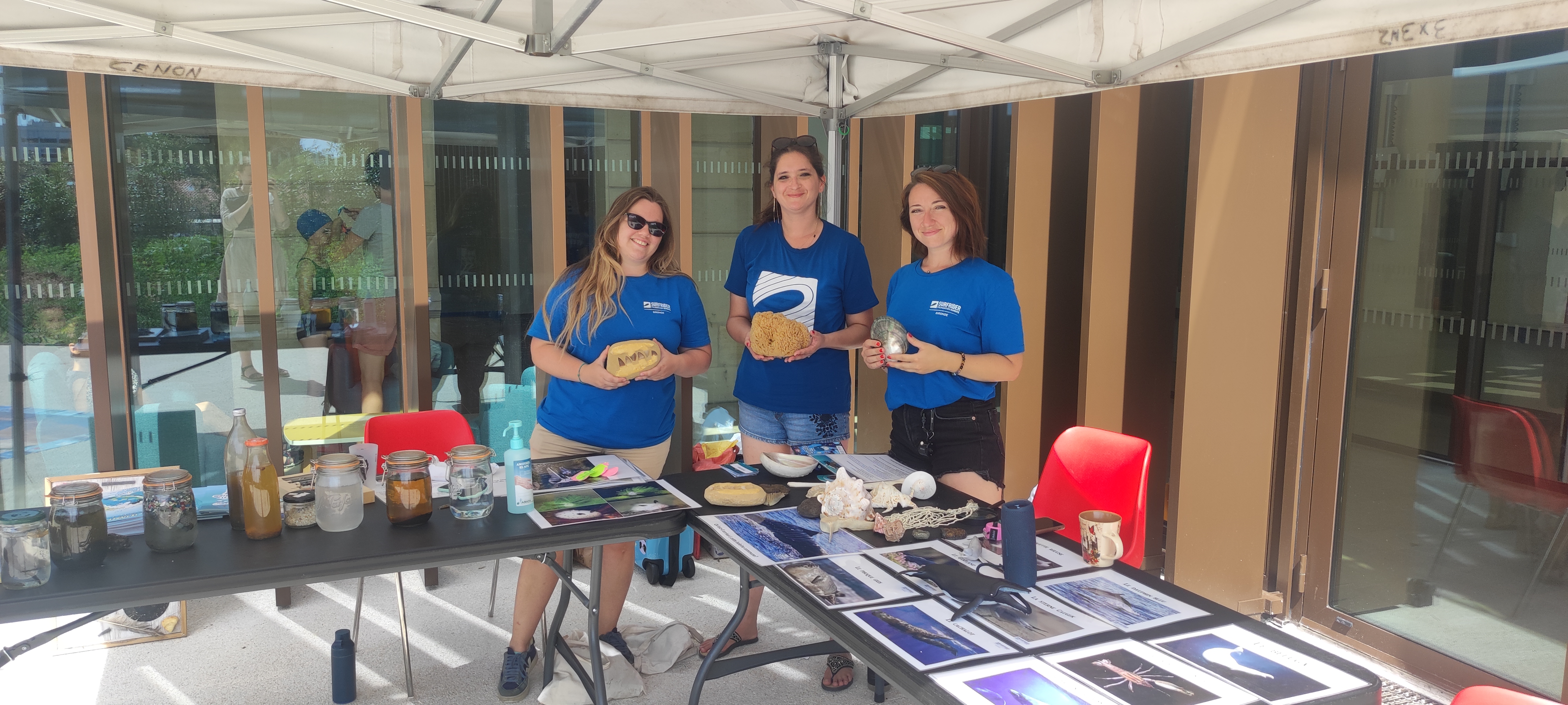Equipe de SurfRiderFondation pour les actions de senisbilisation devant la piscine de Cenon