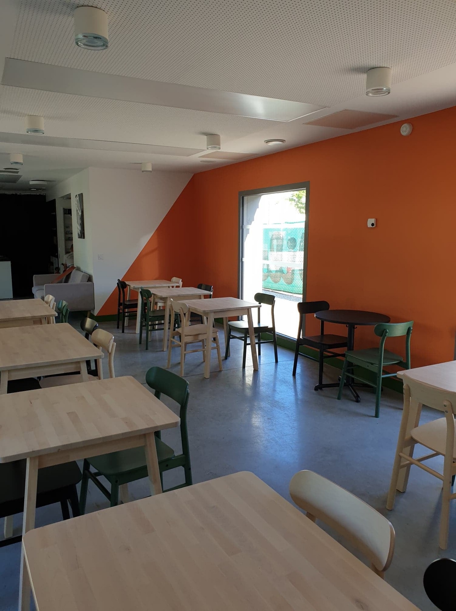 L'artisan Enzo Canini a signé la déco colorée de la salle de restauration