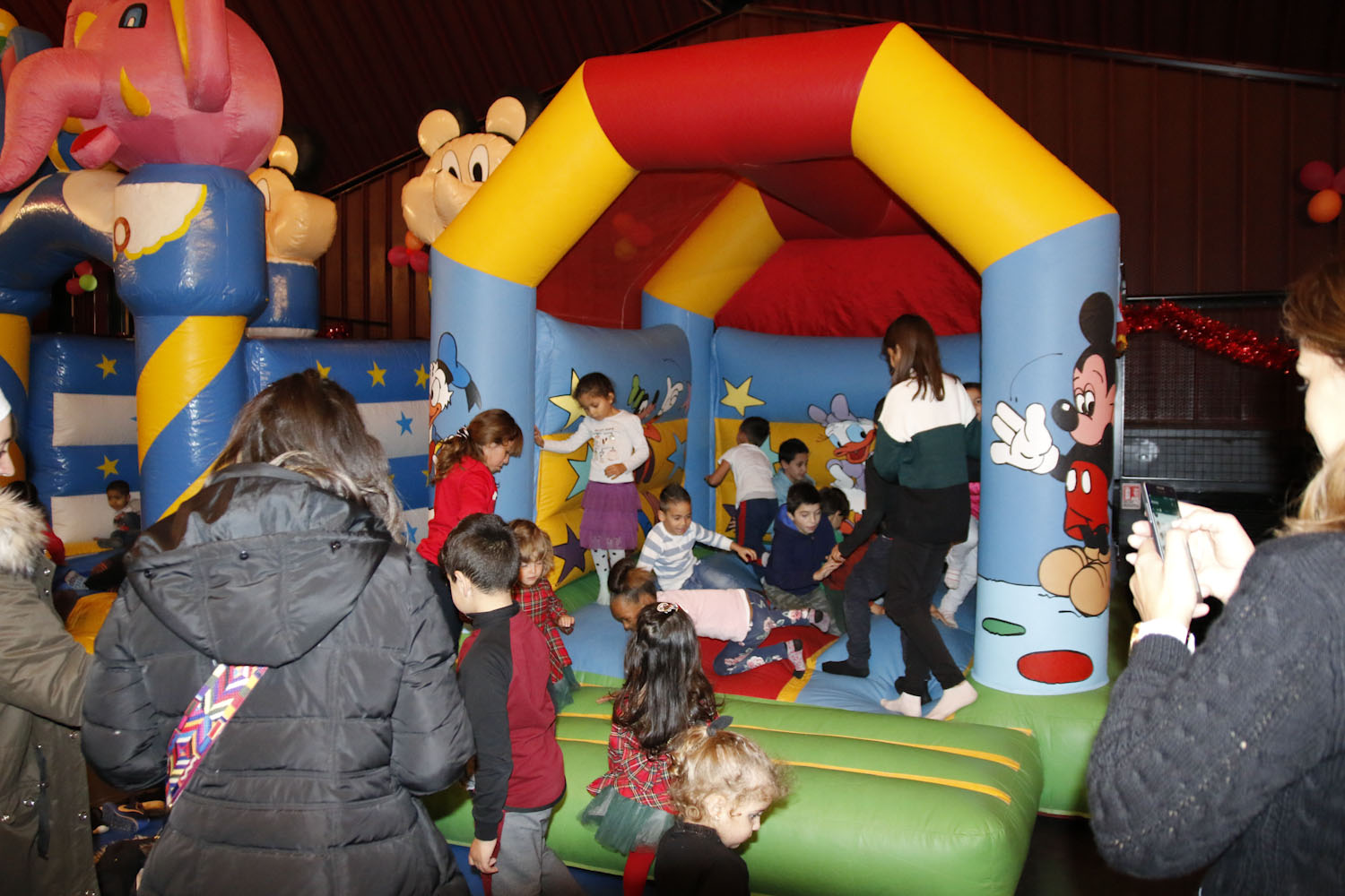 château gonflable rempli d'enfants