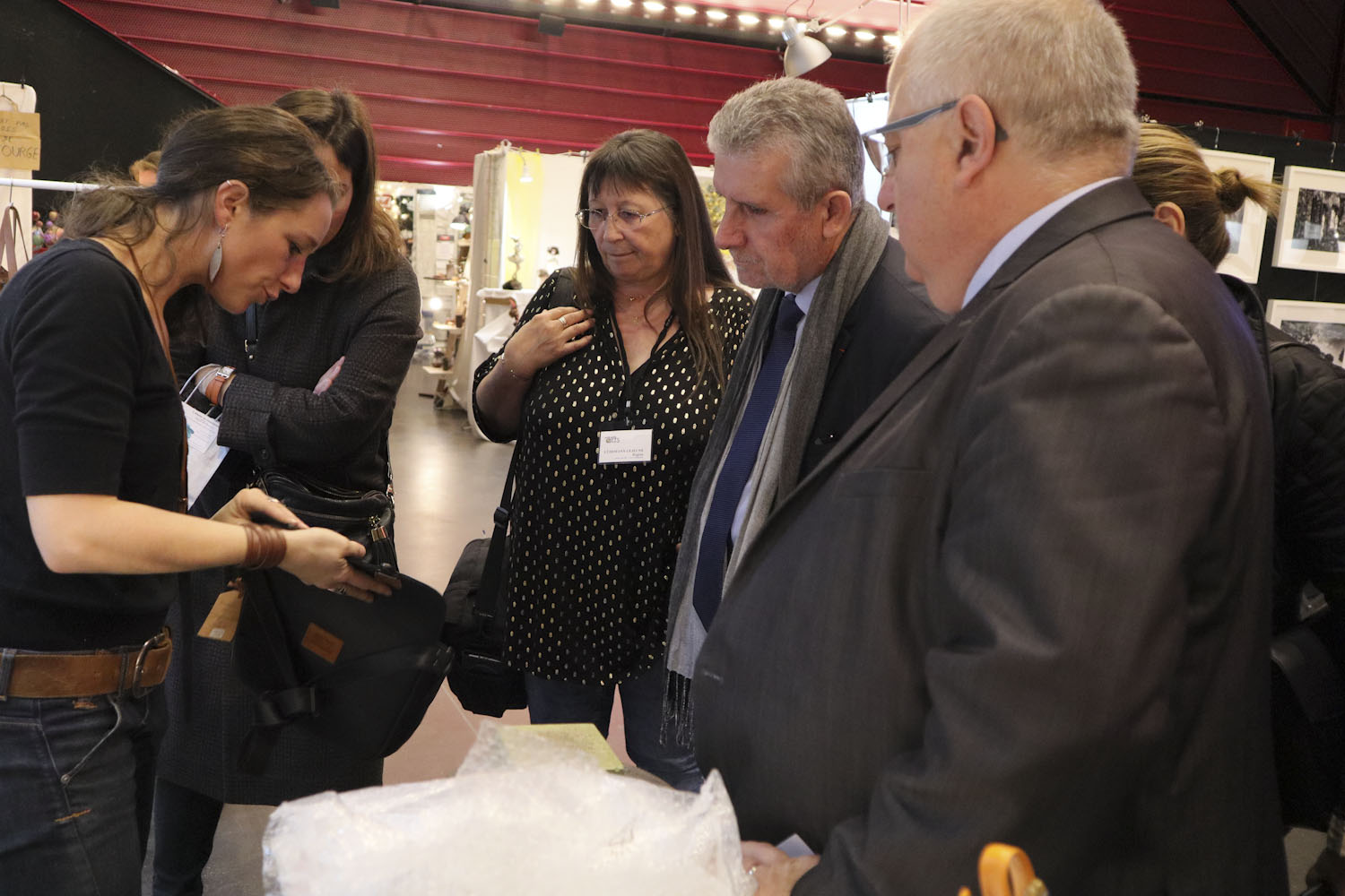 Eugénie Choquin, maroquinerie Nahka, face à Régine Lüdemann, Alain David, député de la Gironde et Jean François Egron, maire de Cenon