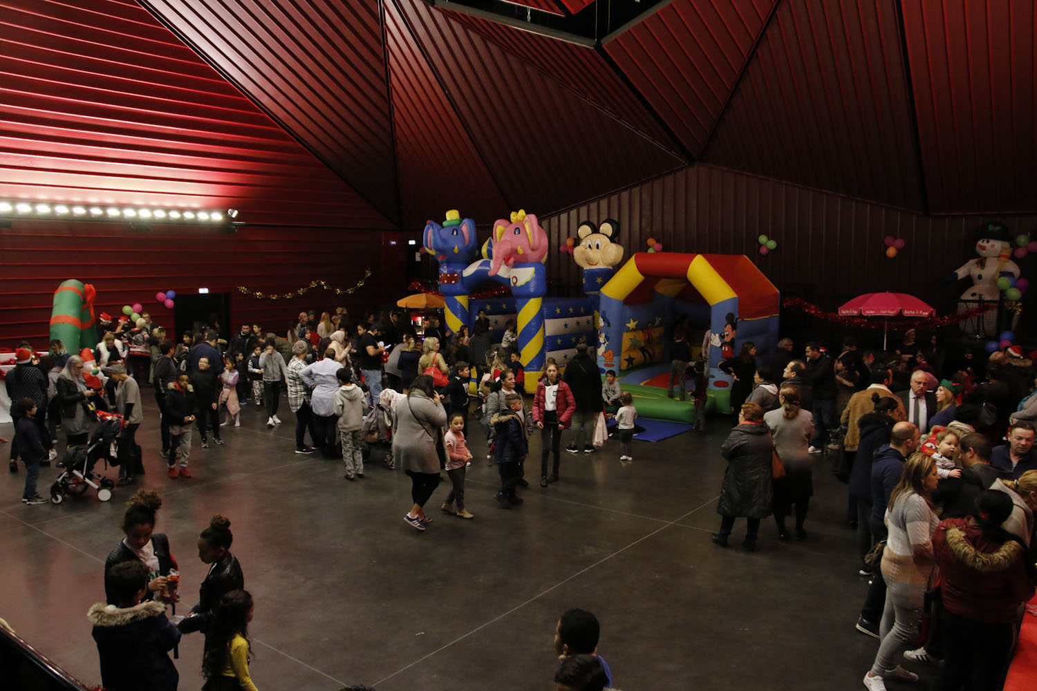 château gonflable rempli d'enfants