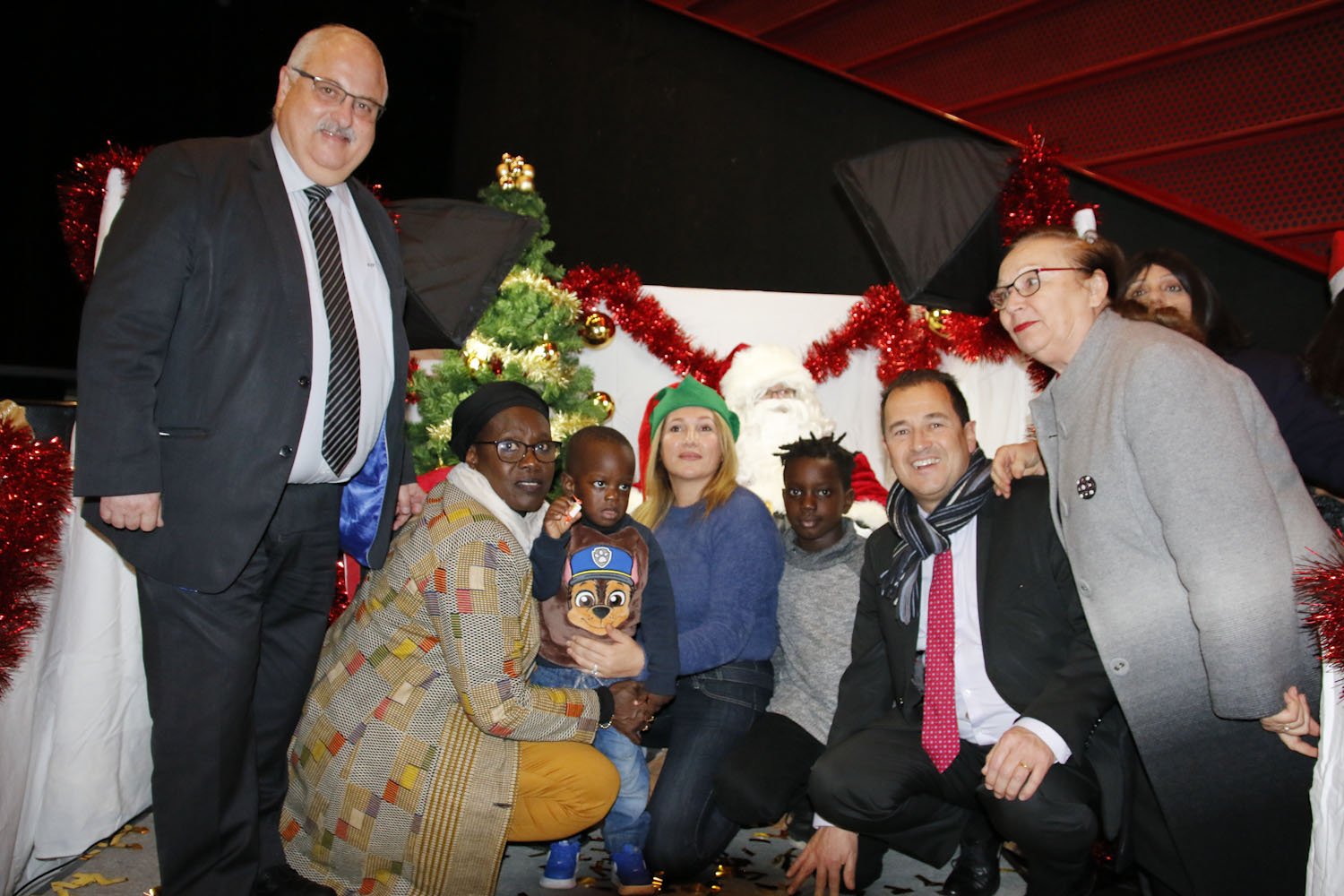 le maire et des élus avec le père noël