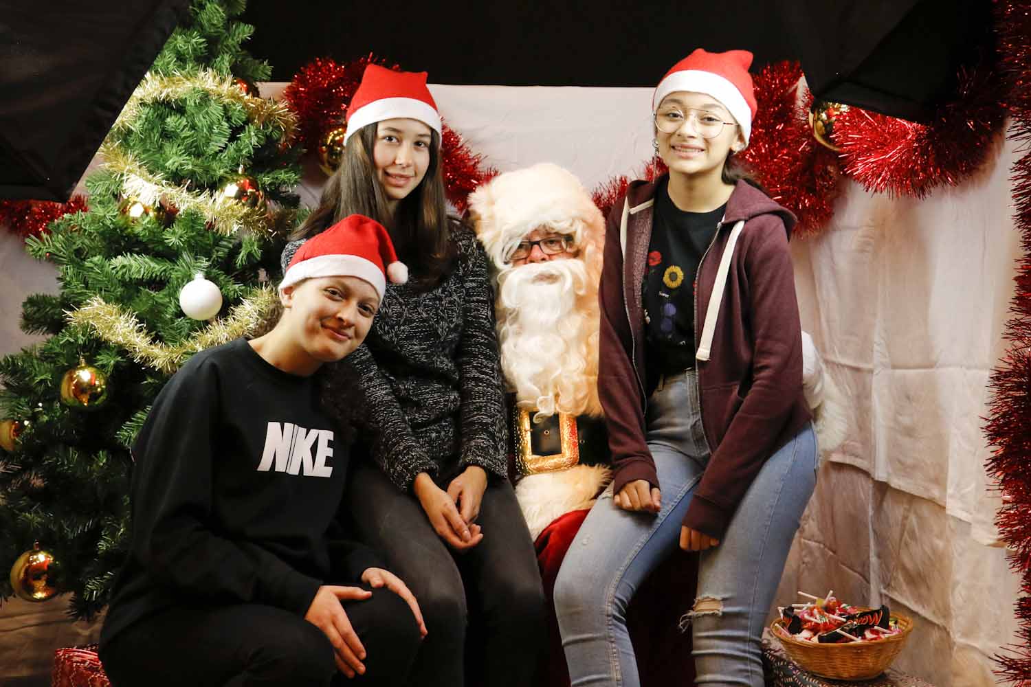 Myriam, Sofia et Naïla avec le père noël