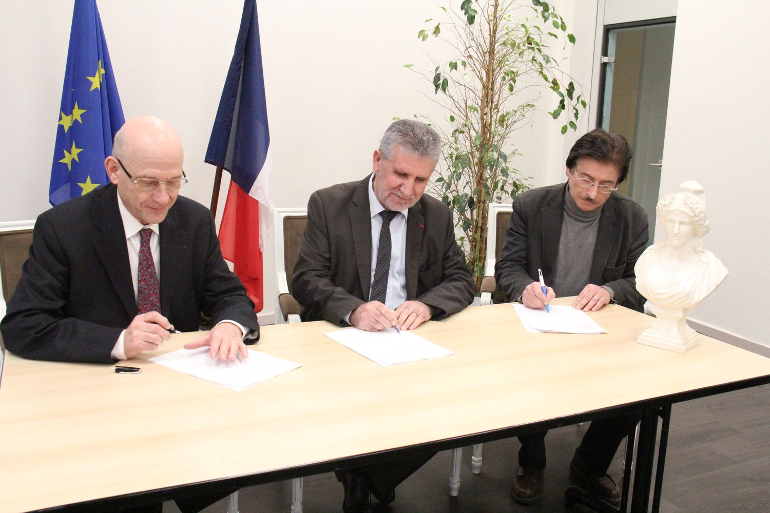 De gauche à droite : Jean Denis Voyer d’Argenson, directeur régional des finances publiques, Alain David, maire de Cenon et Roland Paties, comptable public