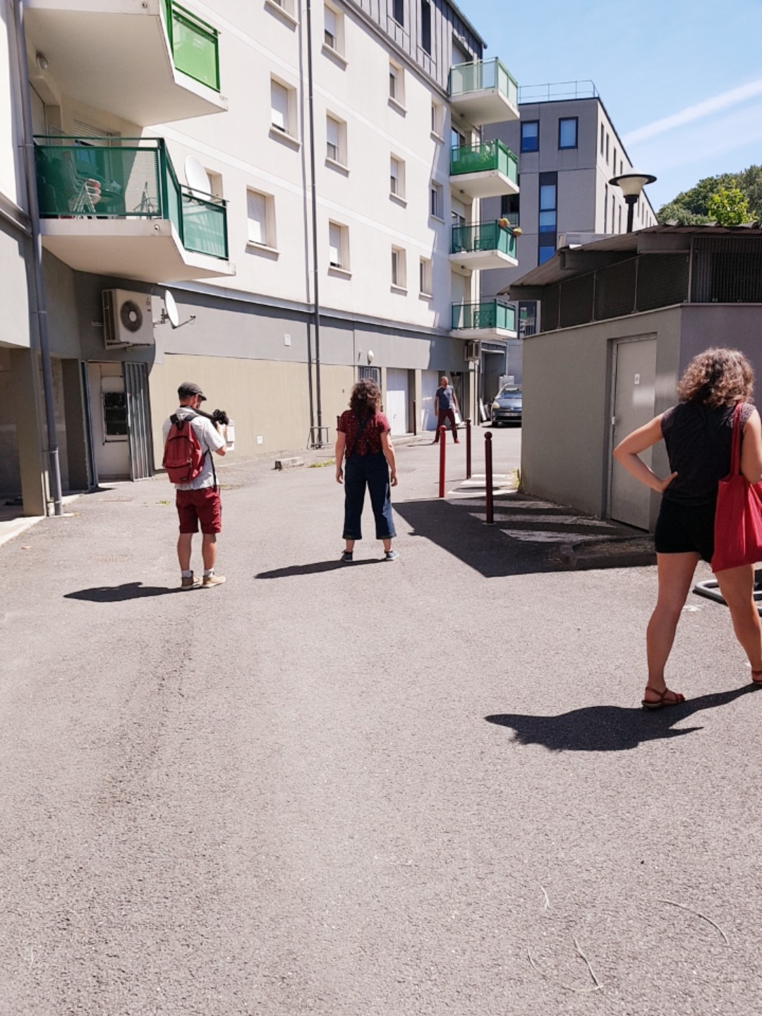 dans le périmètre des 50 mètres se trouvent les résidences aux abords de l'école