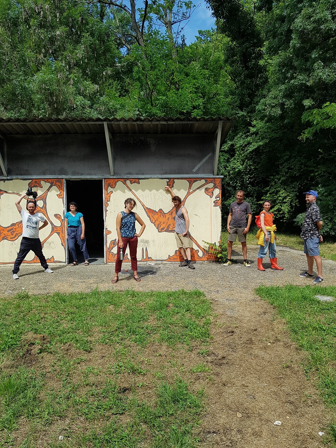 L'Agence de Géographie Affective posant à Cenon, en contrebas du parc Palmer
