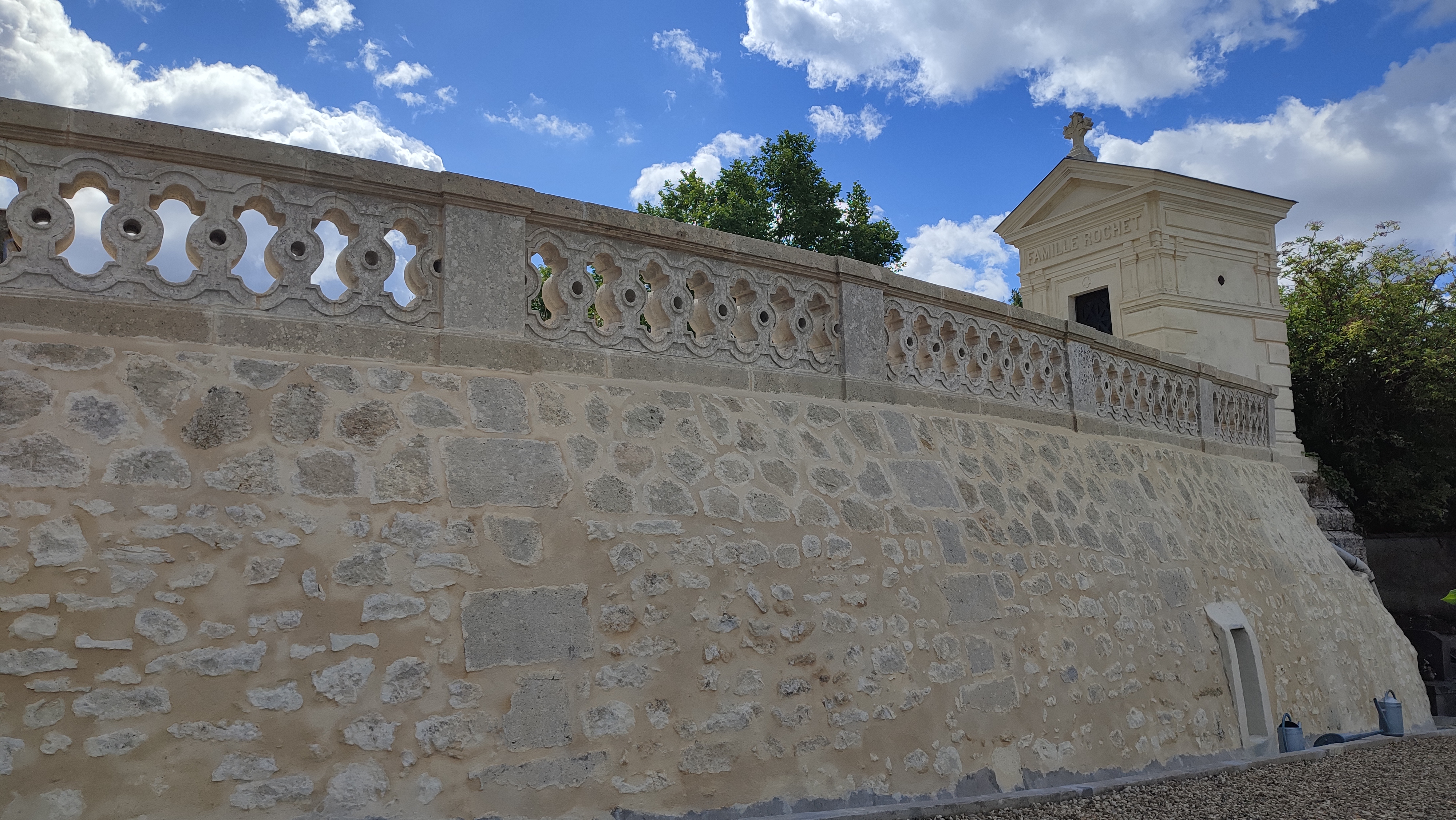 Le mur de soutainement.