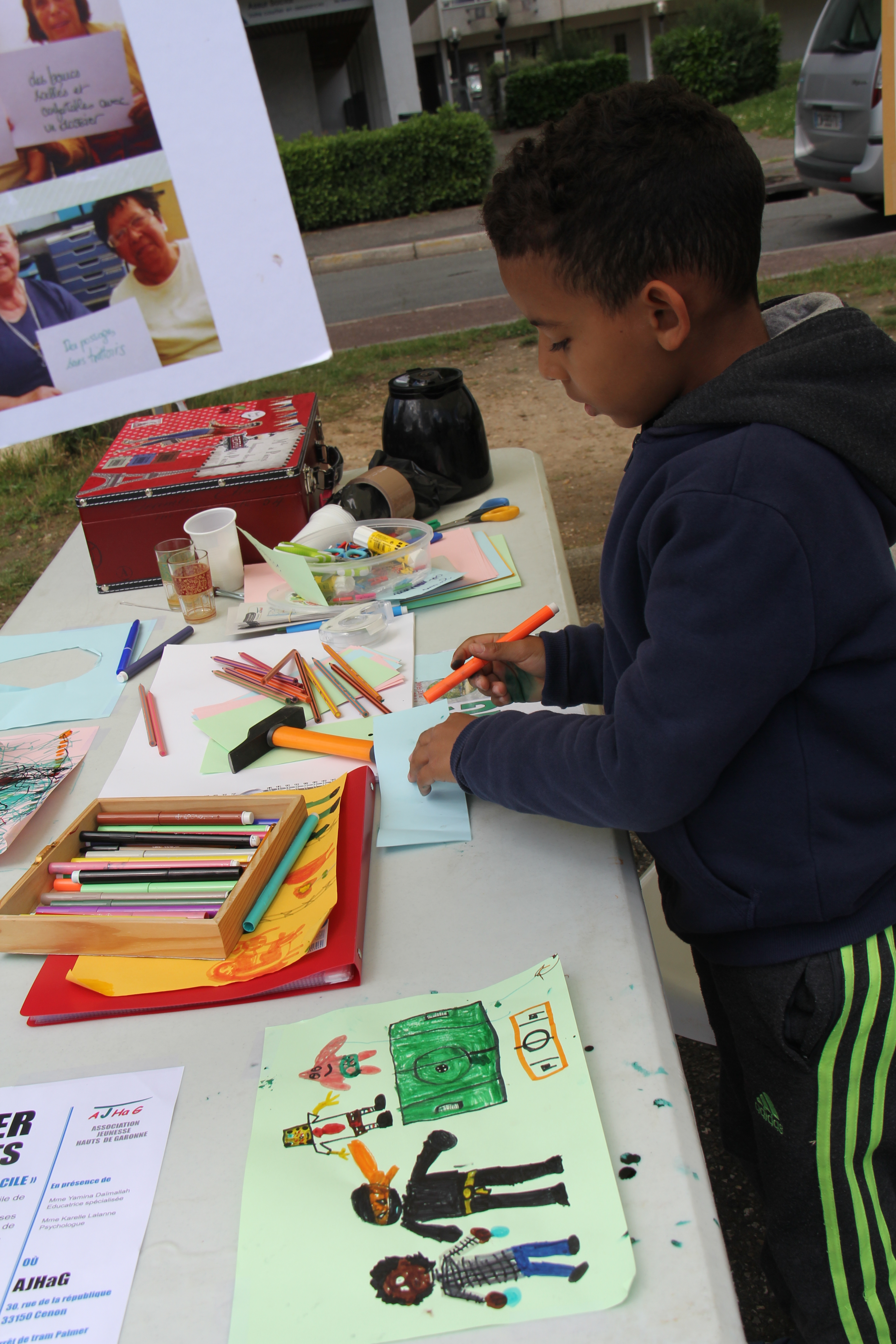 jeune qui dessine
