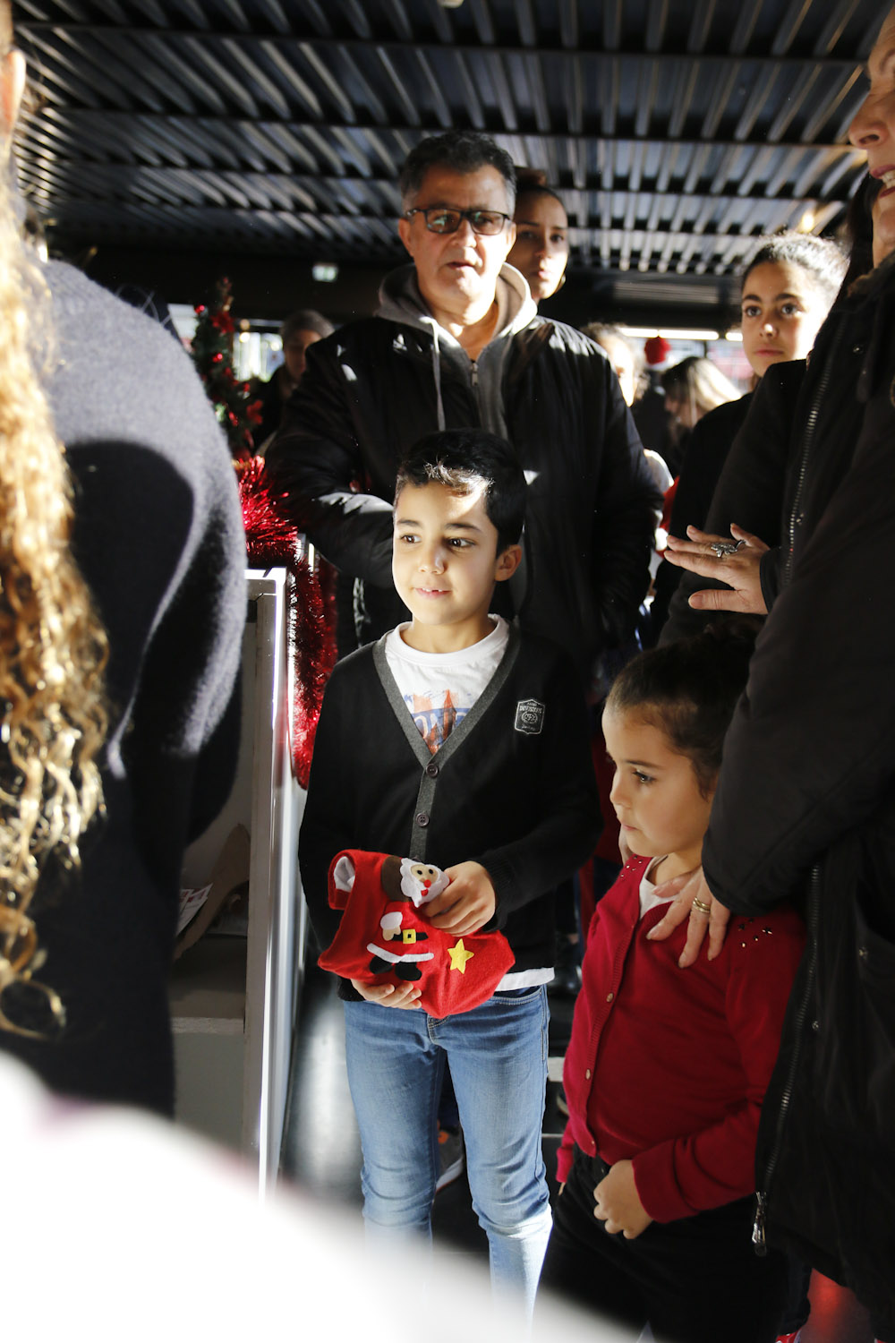 enfant reçoit une chaussette de Noël remplie de friandises