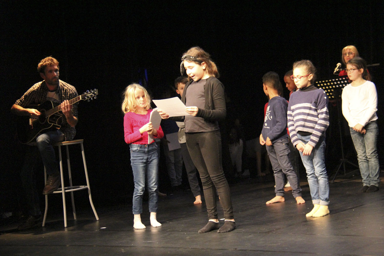 enfants sur scène