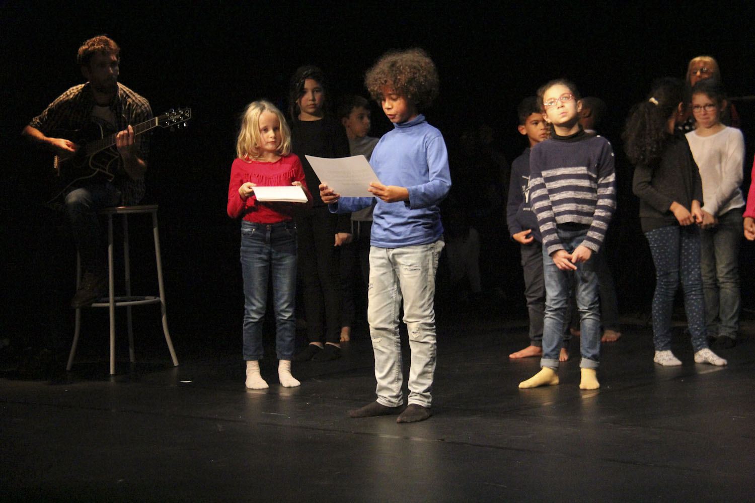 enfants sur scène
