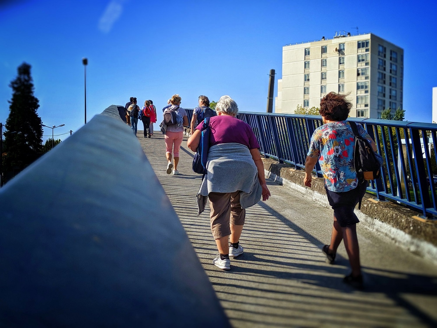 La balade emprunte la passerelle menant à Henri Sellier