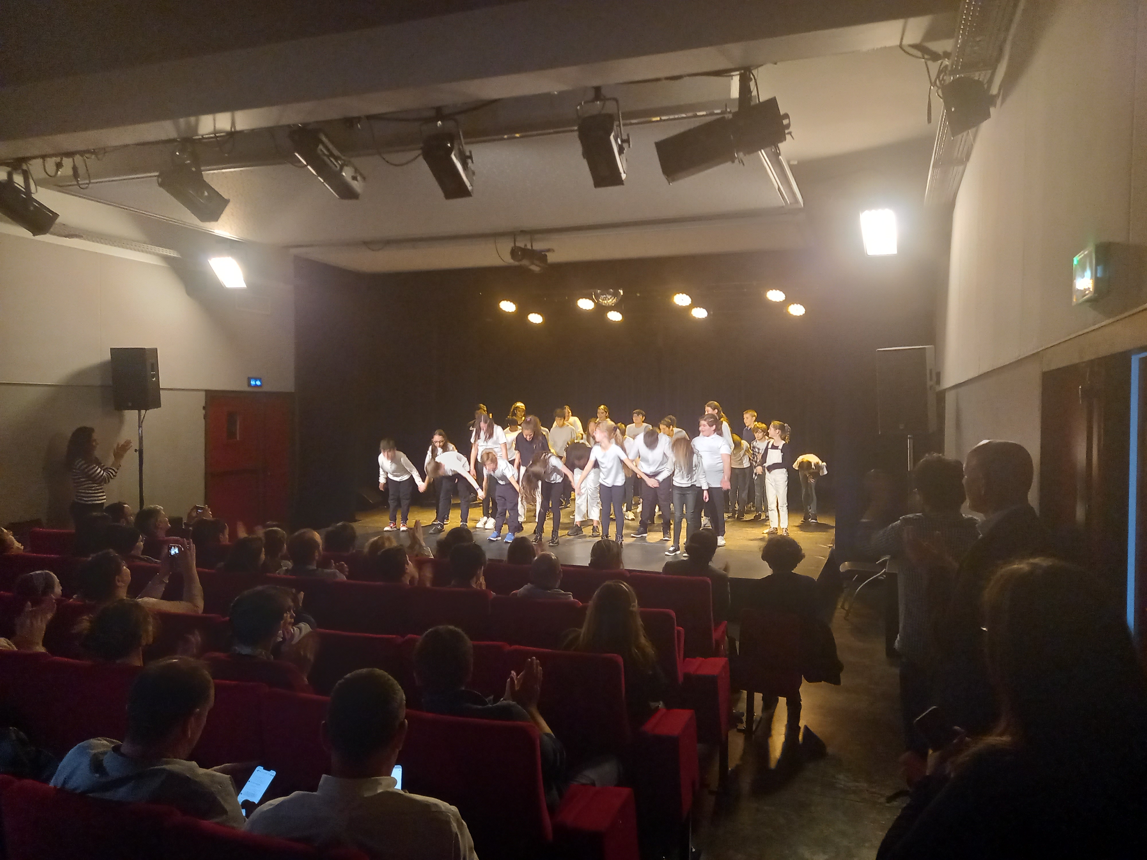 Deux spectacles ont proposé la restitution des ateliers d’écriture, de la mise en voix et en mouvement des textes par les scolaires de la ville de Cenon.