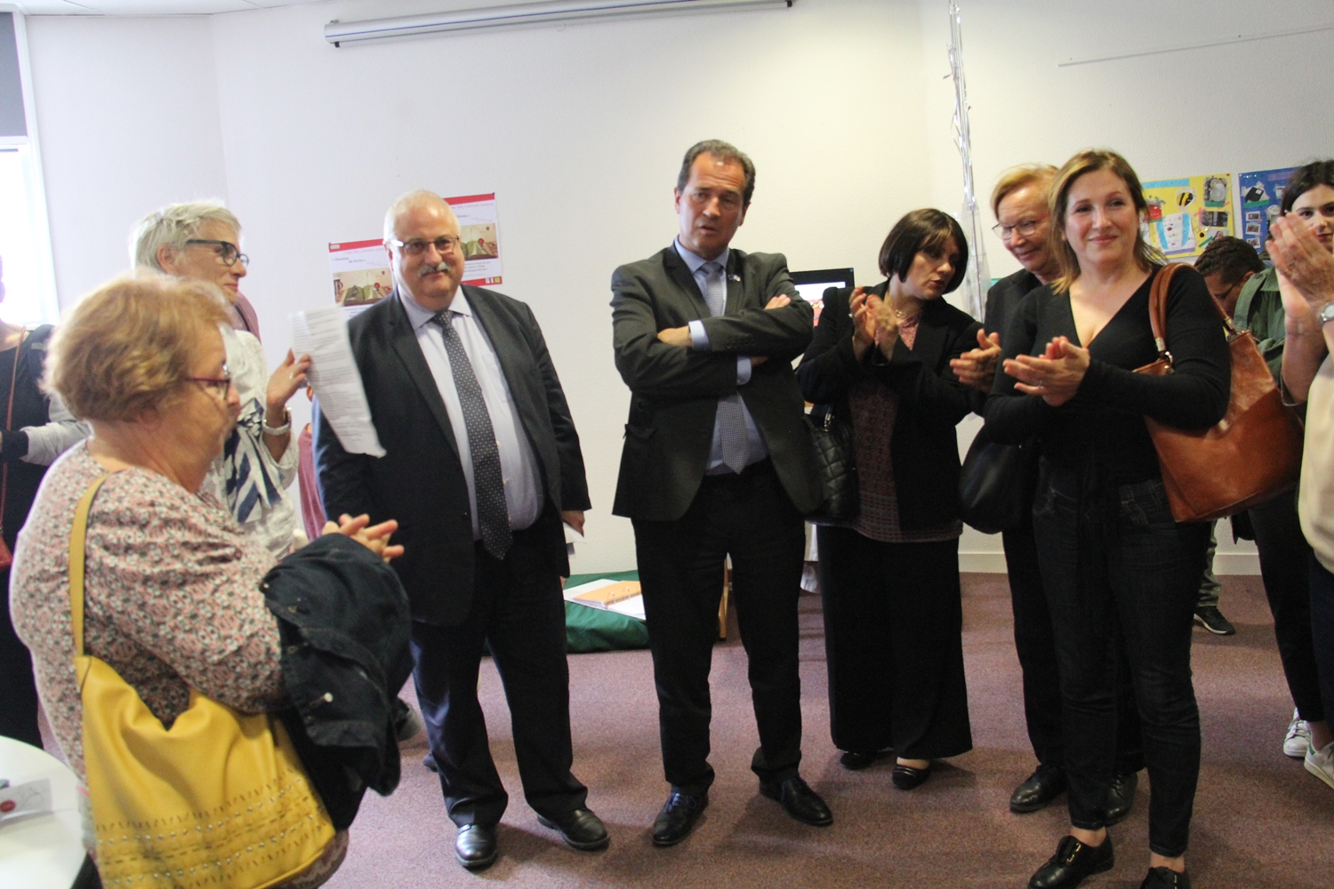Marie-Laure Resling, conseillère pédagogique, le Maire de Cenon Jean François Egron et des élu·e·s