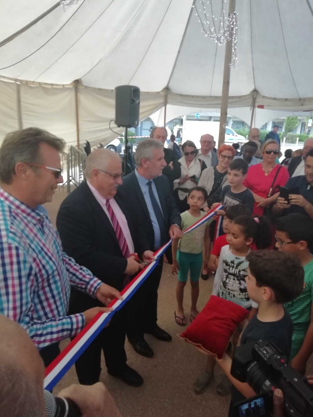 Inauguration officielle de la place rénovée par le Maire, le Député, et le responsable de Domfrance