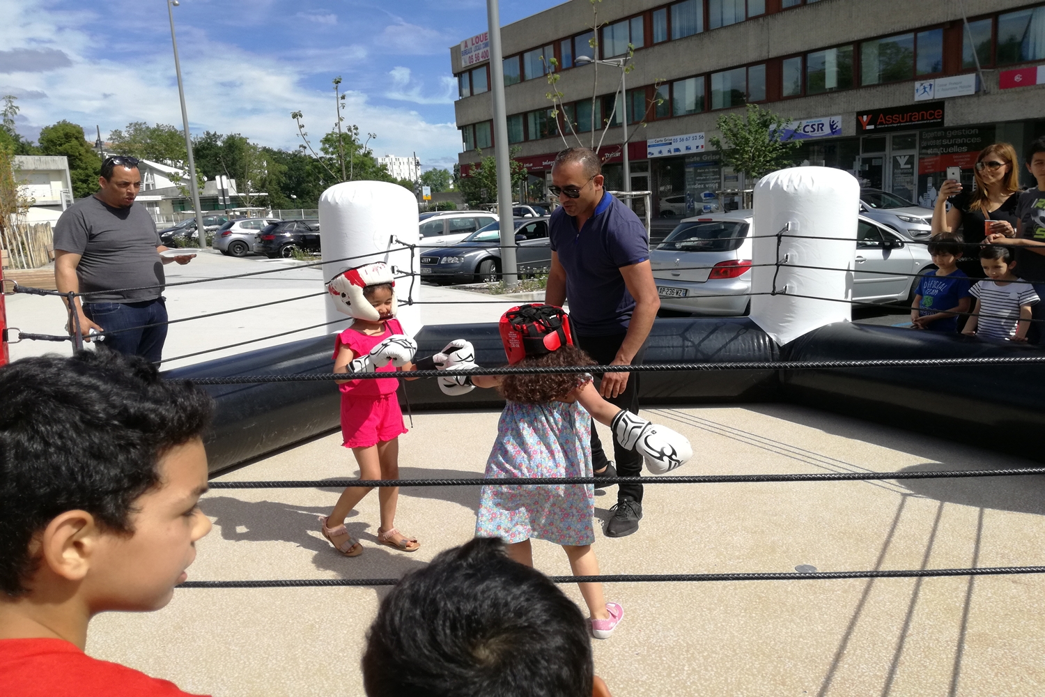 Deux fillettes s'initient à la boxe avec l'asso de l'Ombre à la Lumière