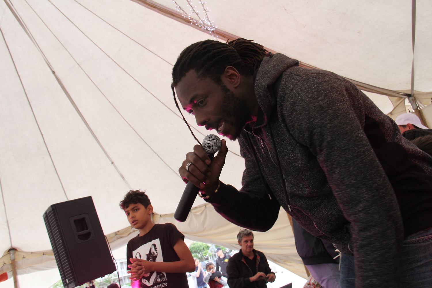 Bakary, initiateur de l'asso Lyric Hall Connect coache et présente de jeunes talents