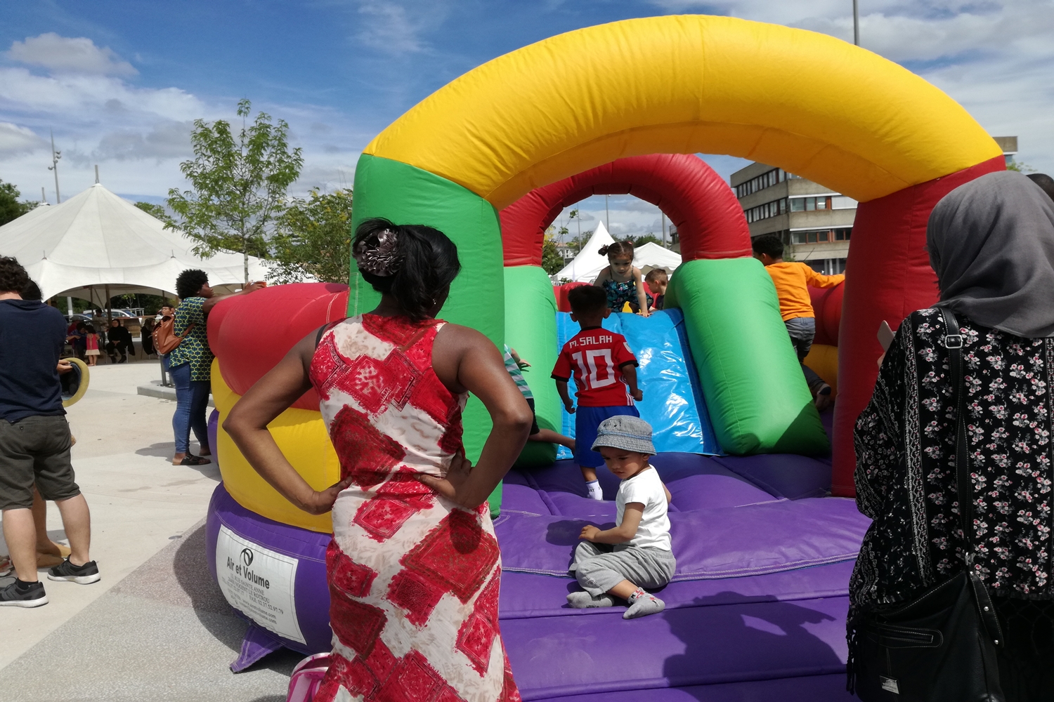 les enfants jouent dans les structures gonflables