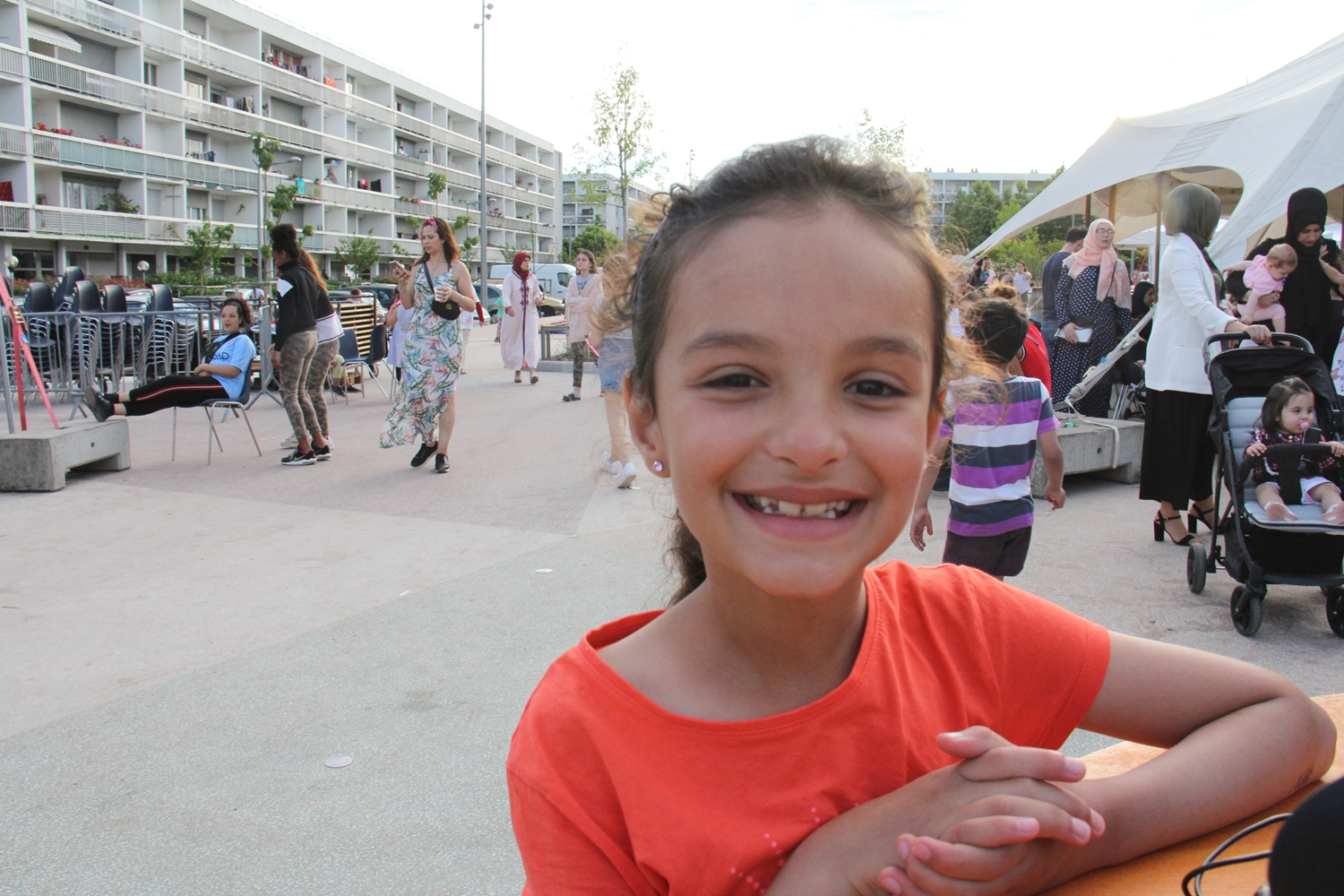 Farah trouve la fête "très bien" :)