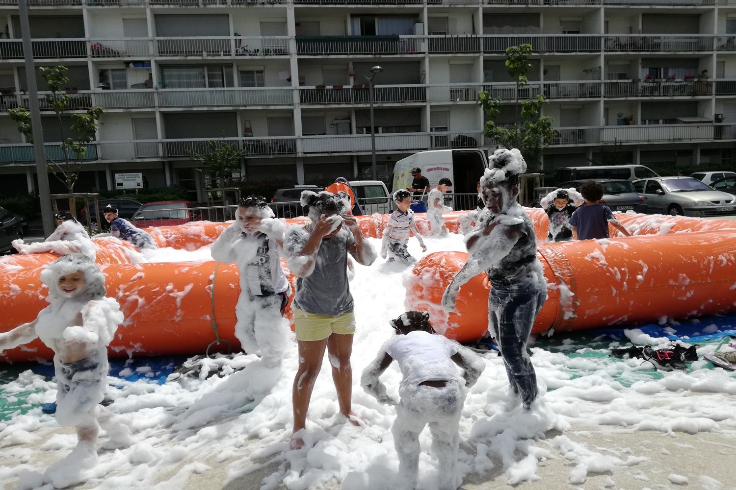 Les enfants rafolent de la piscine de mousse