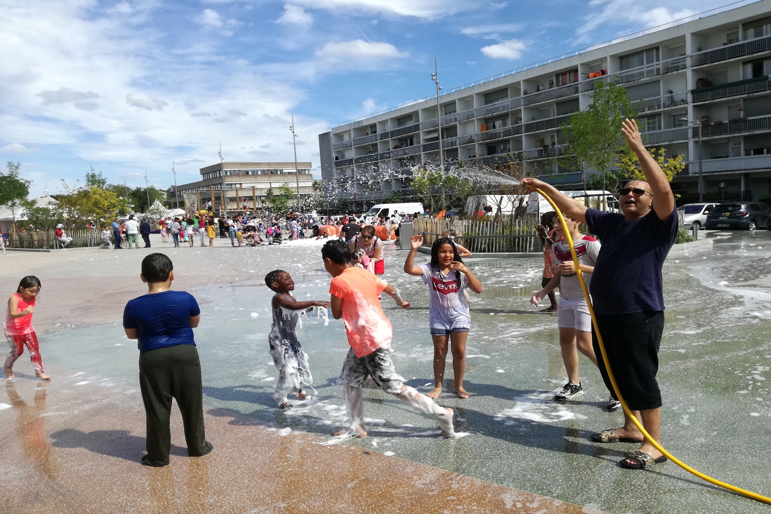 Les enfants se font rincer au jet d'eau