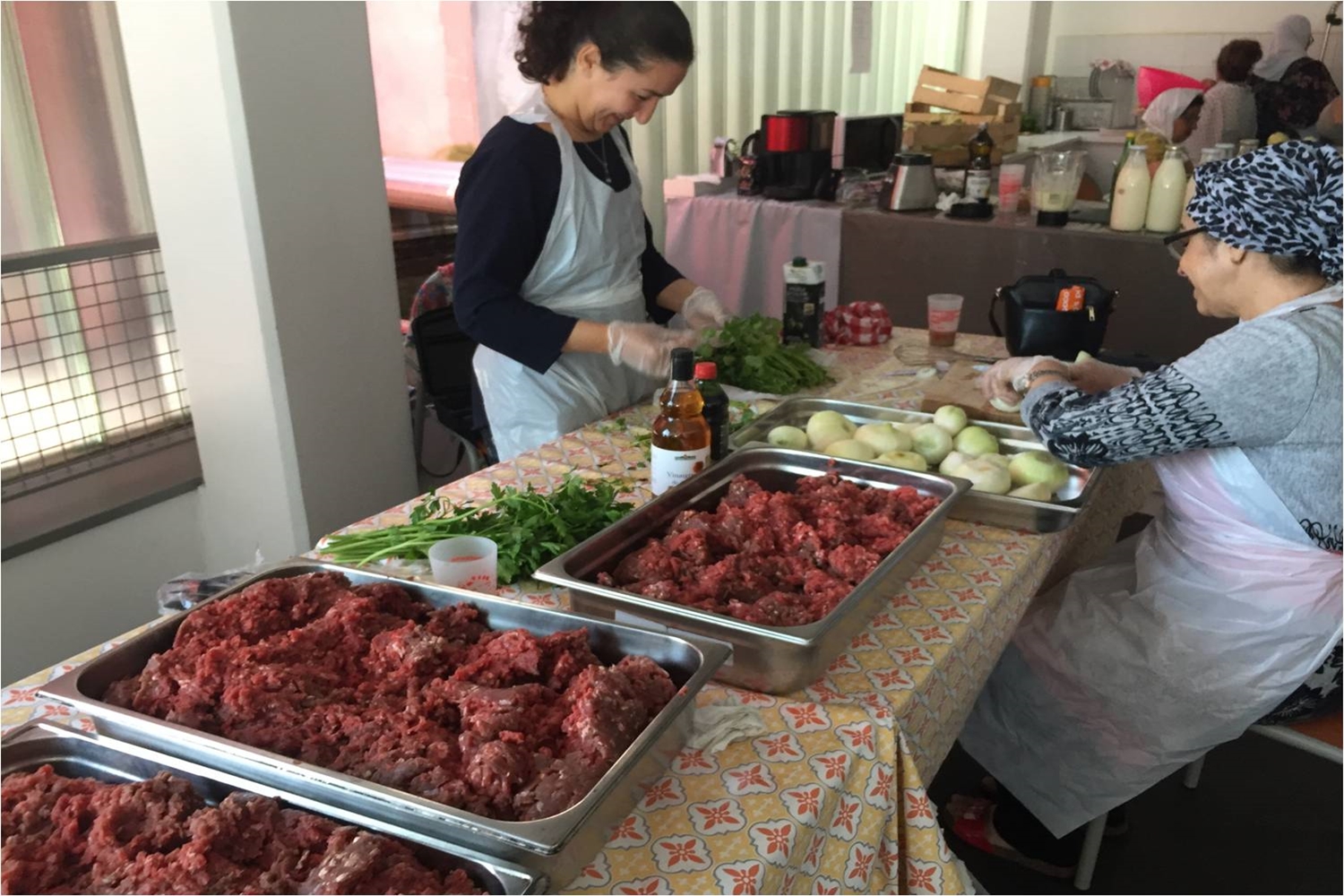 Préparation du repas du soir par des dames bénévoles dès le matin dans le cattering du Rocher