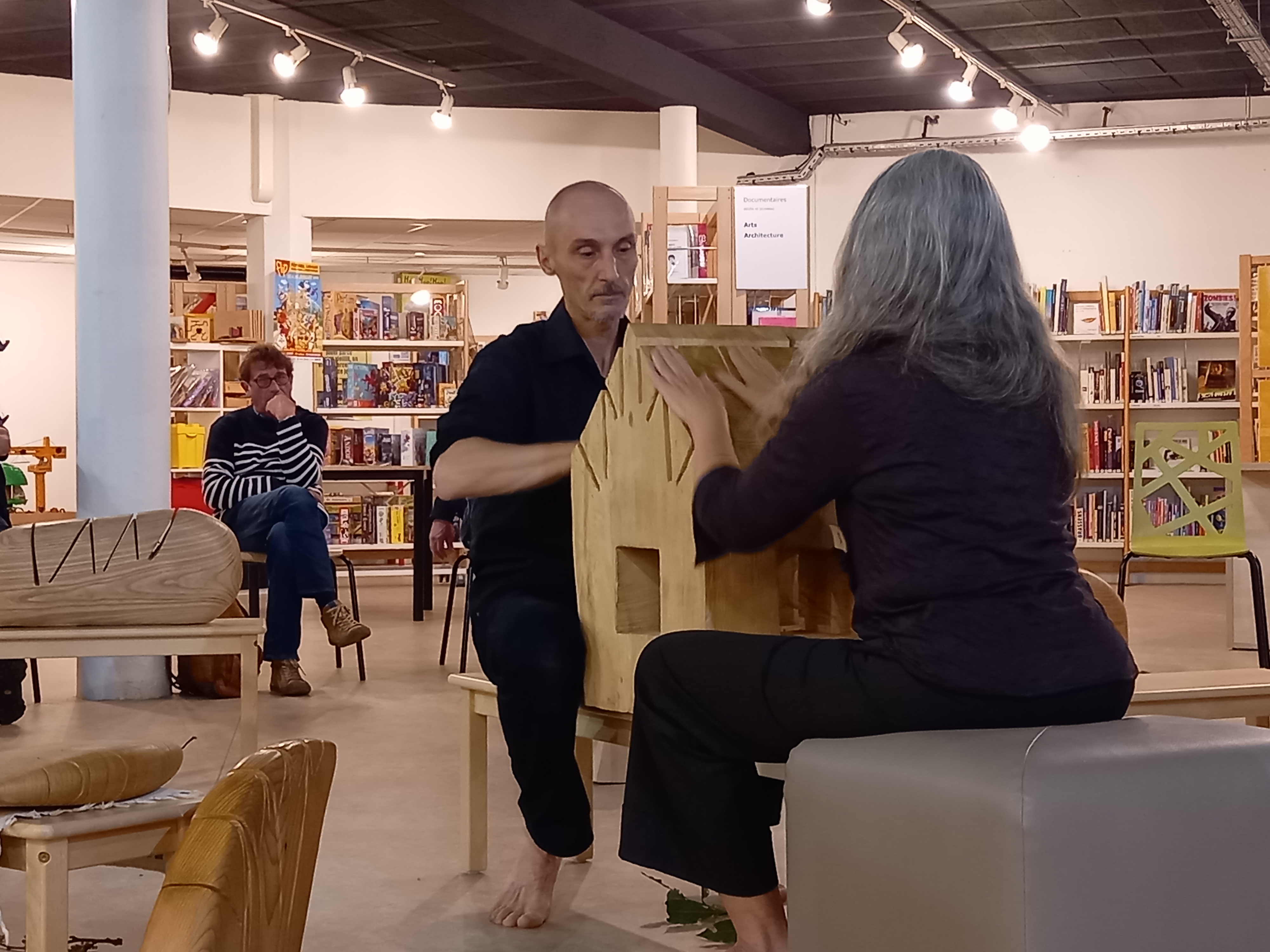 Dialogue improvisé autour de l'arbre.