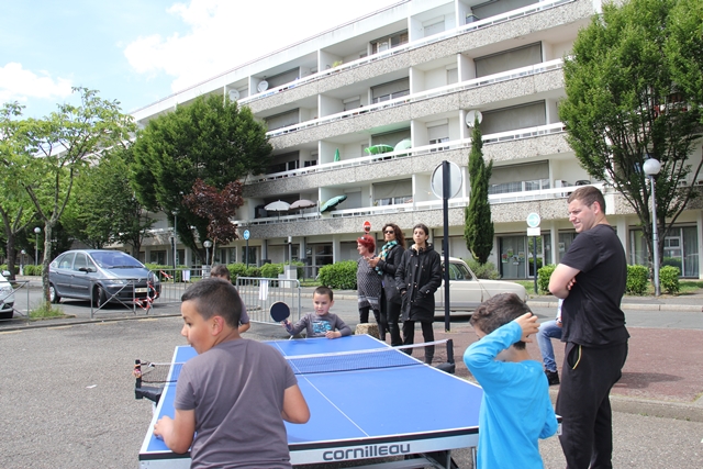 jeunes jouant au ping pong pendant fêtons palmer