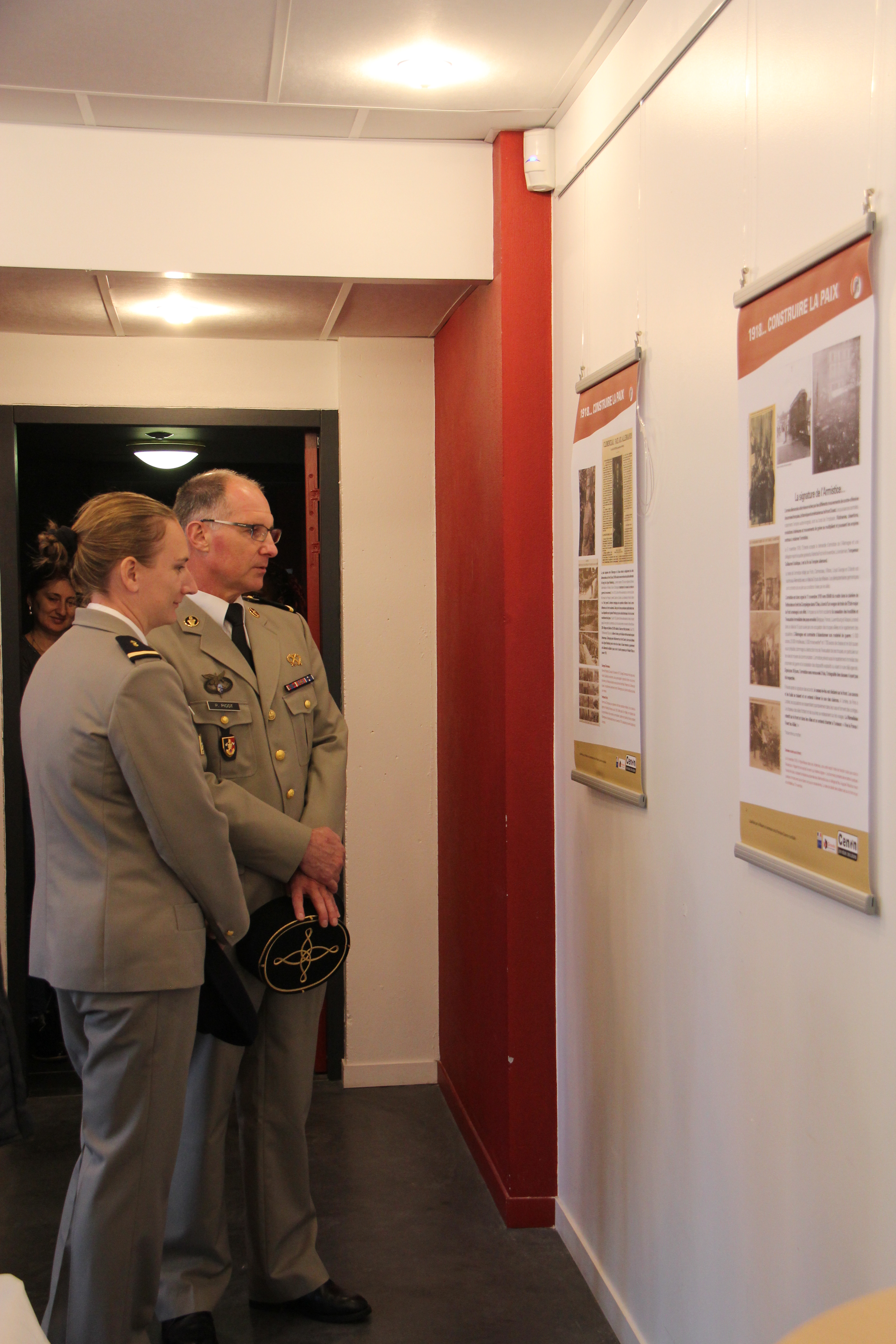lecture de l'exposition par deux personnes