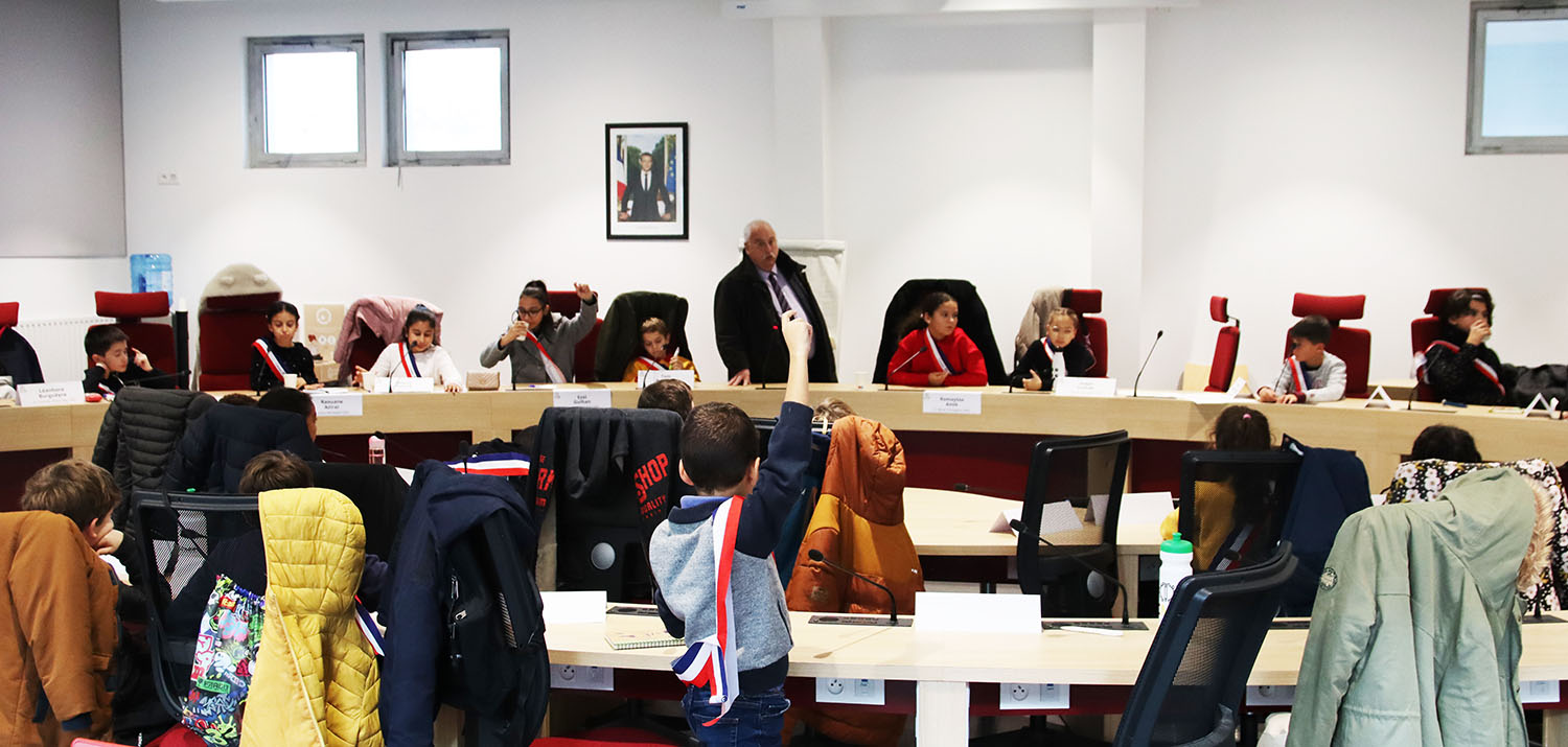 Le Maire entrain de répondre aux questions des enfants 