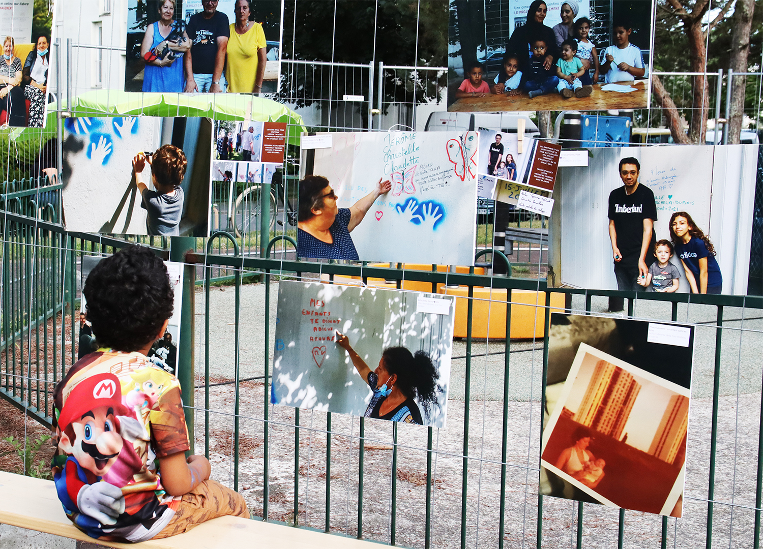 enfant regardant l'exposition 