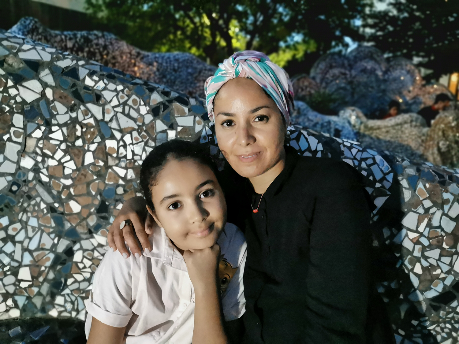 Famita et Anissa sur la mosaïque 