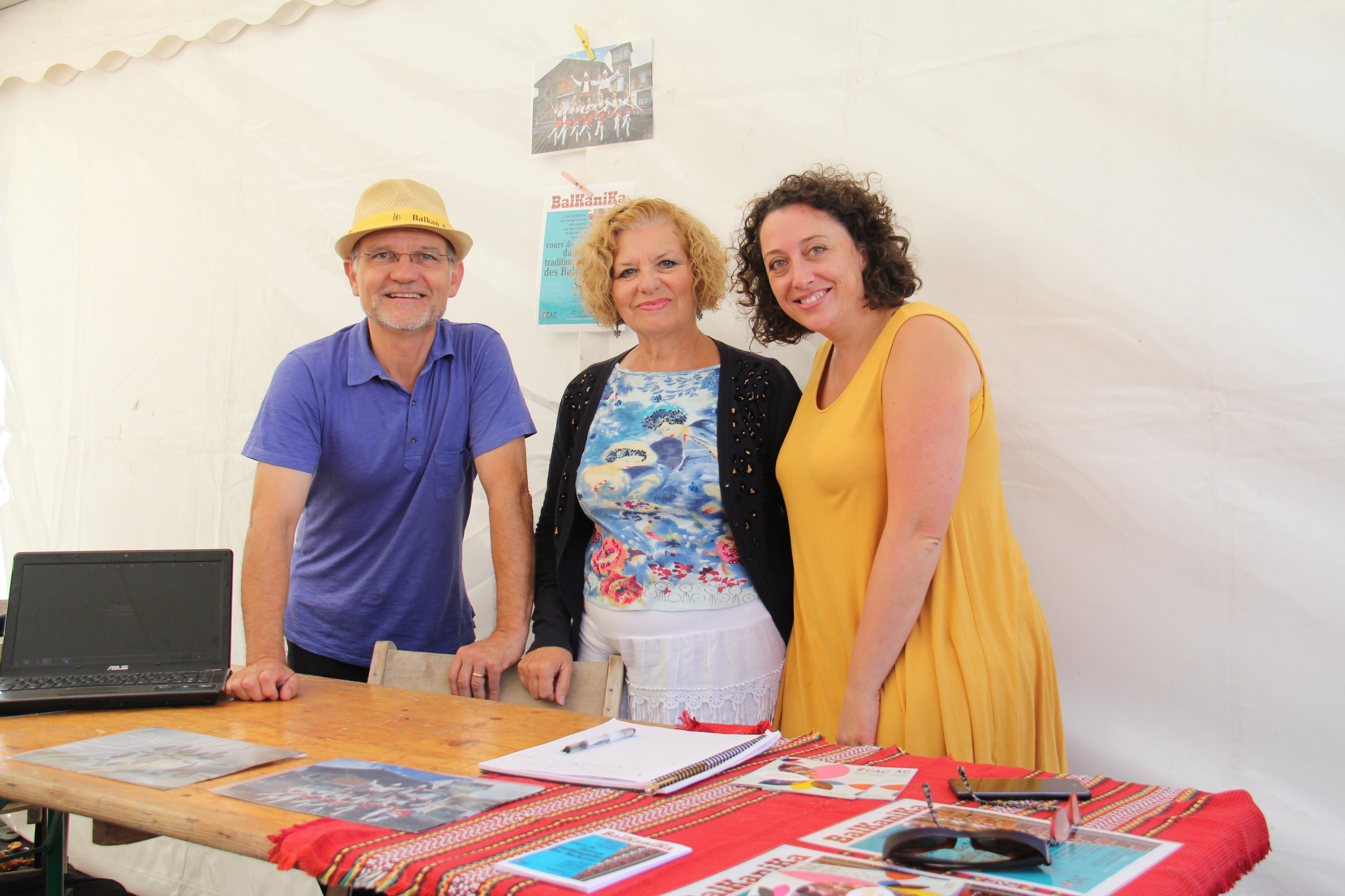 Marie France Lenard avec l'équipe de Balkanika