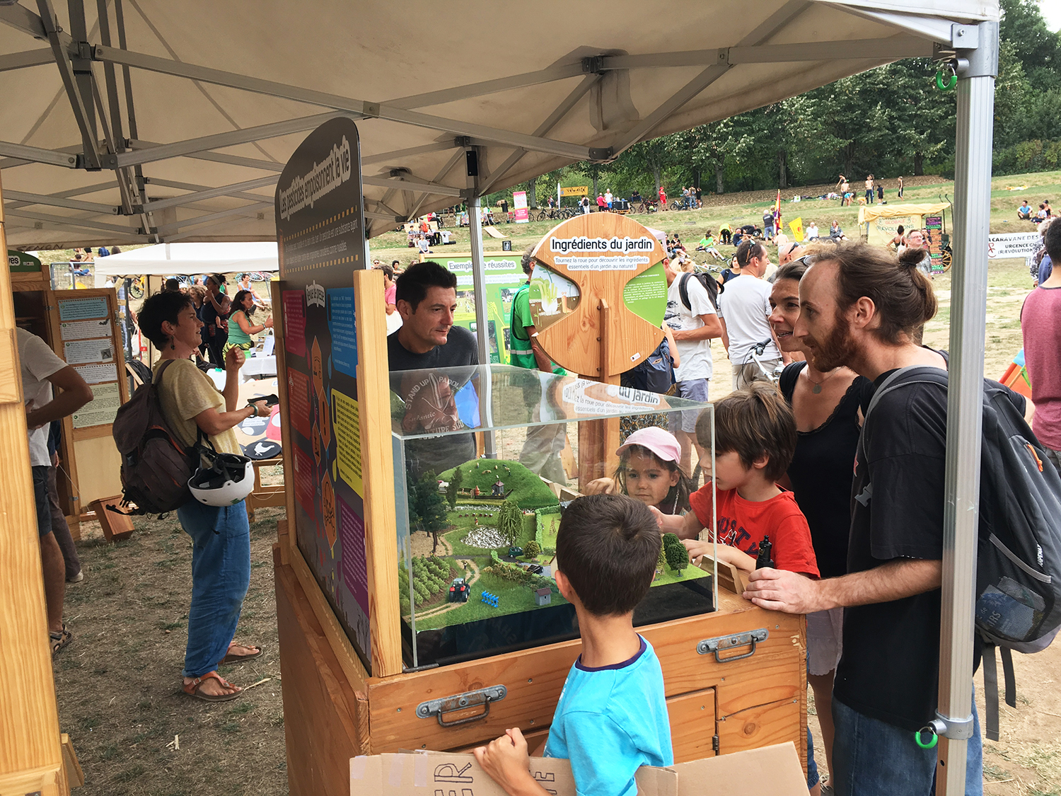 Le public envahit la stand de l'association Gamberge