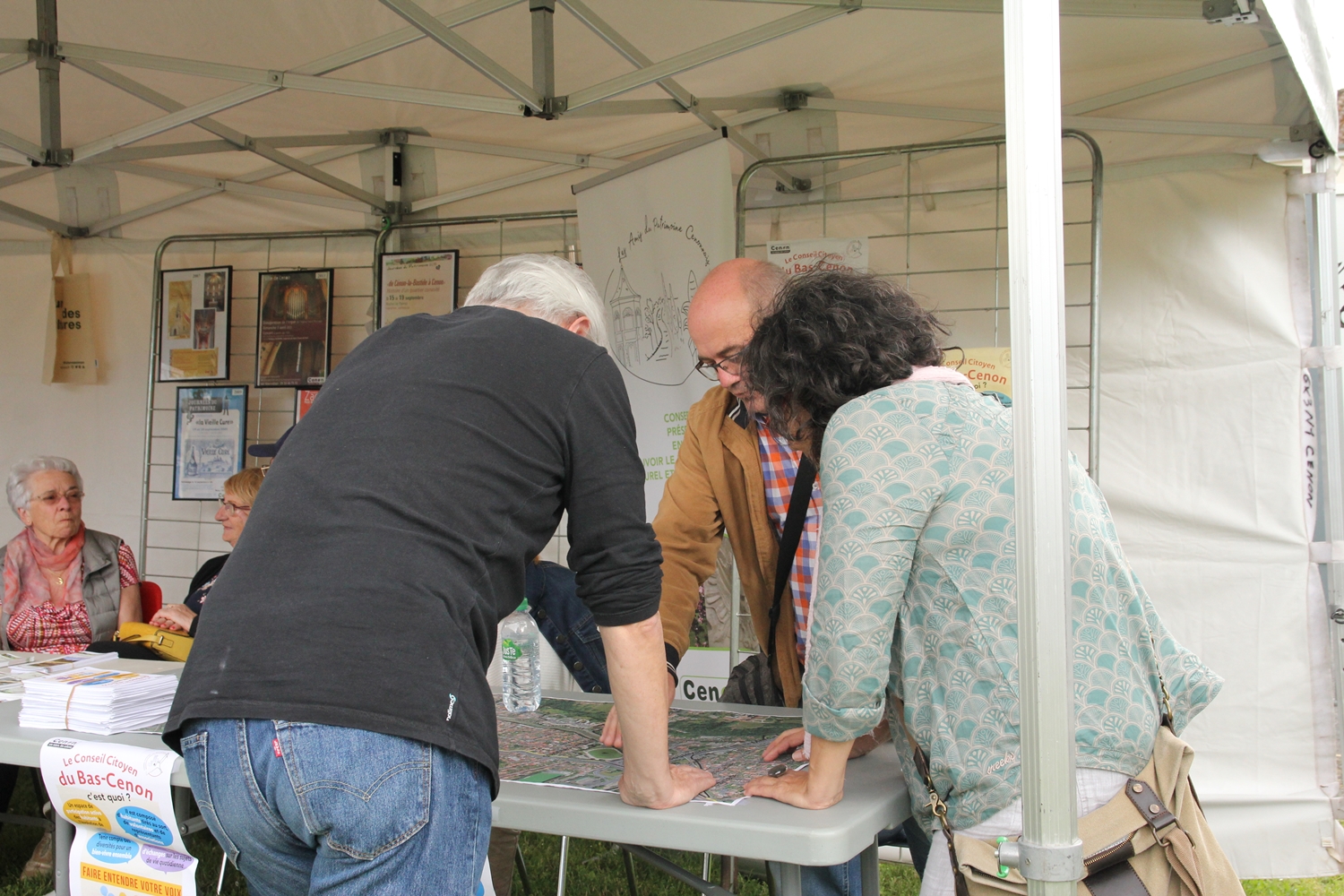 Séance d'information sur le stand du conseil citoyen du bas Cenon