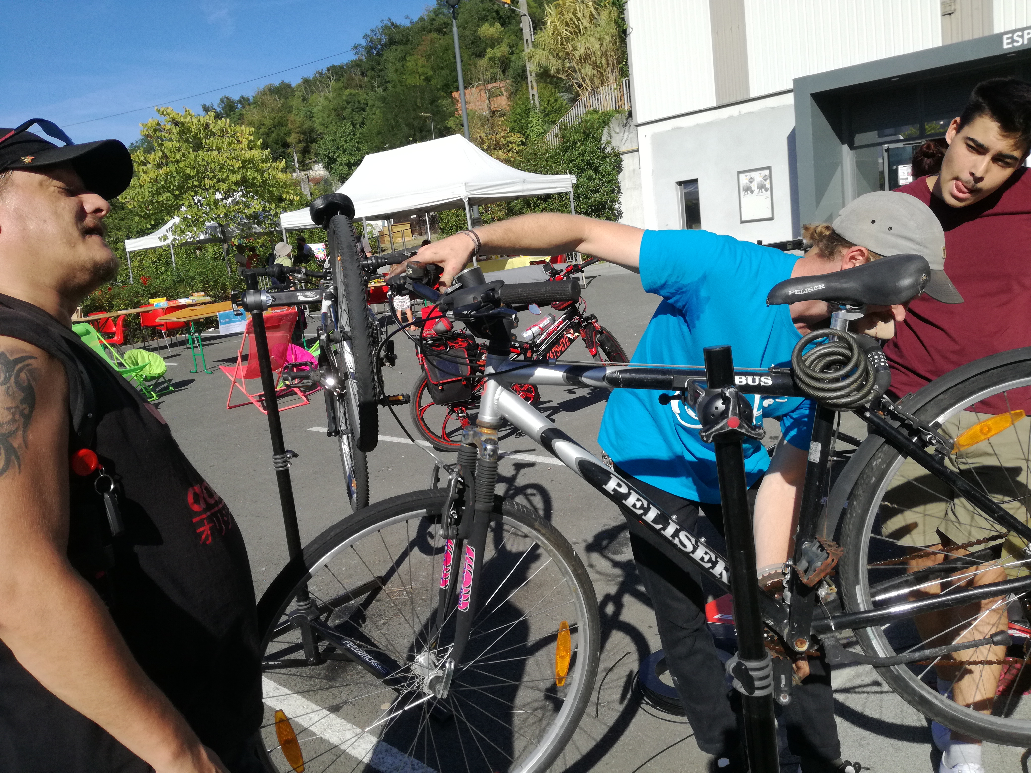 la réparation d'un vélo 