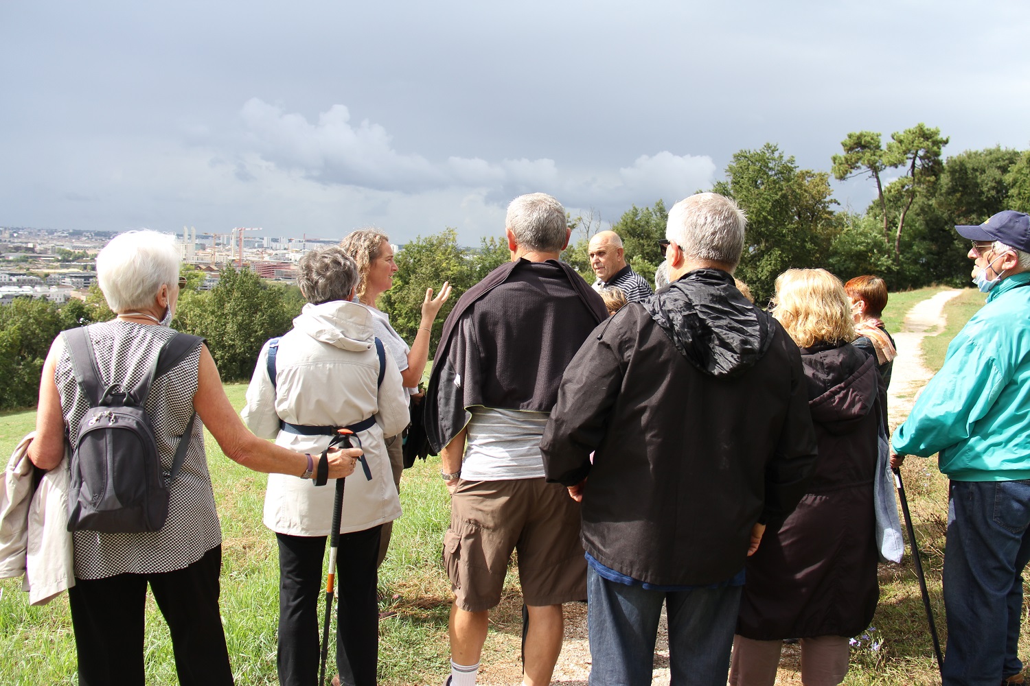 Entre pluie et soleil et pluie, les promeneurs ont pu apprécier les points de vue sur Bordeaux sous un ciel menaçant