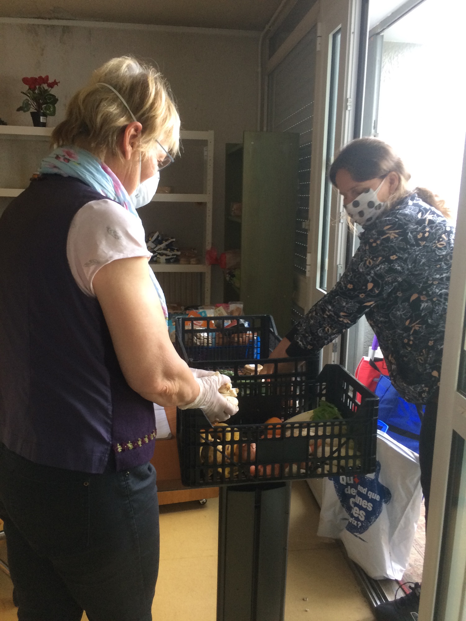 Au secours populaire, une vingtaine de bénévoles volontaire aide à la distribution 