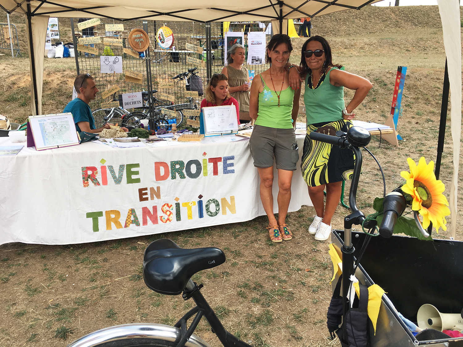 Militantes devant le stand du collectif Rive Droite en transition