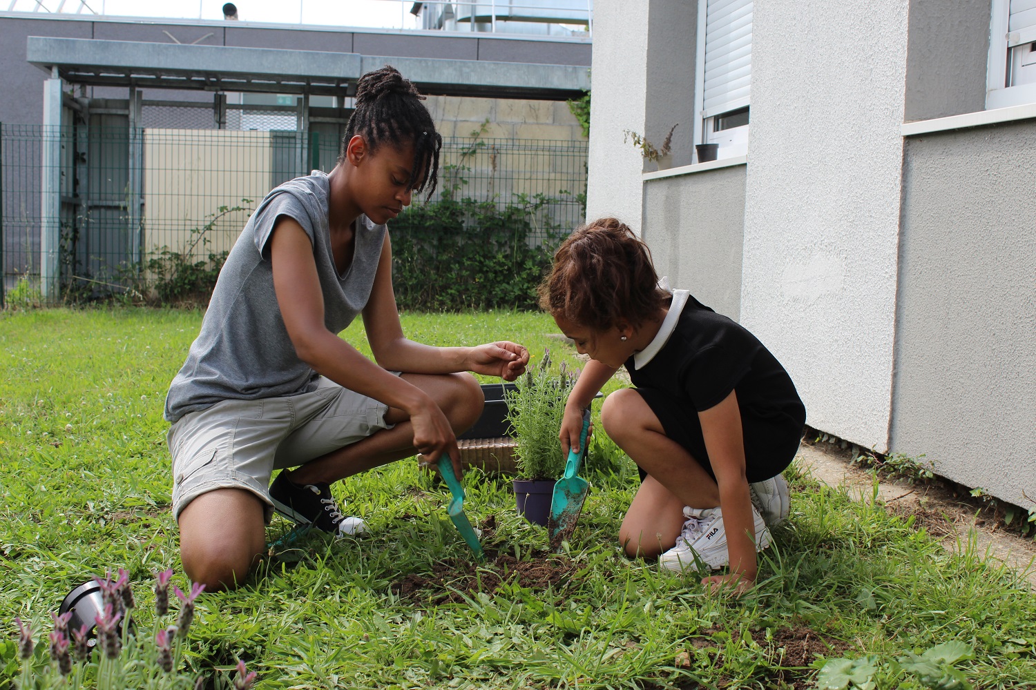 L'animatrice Jennifer Kongo encadre l'activité jardinage