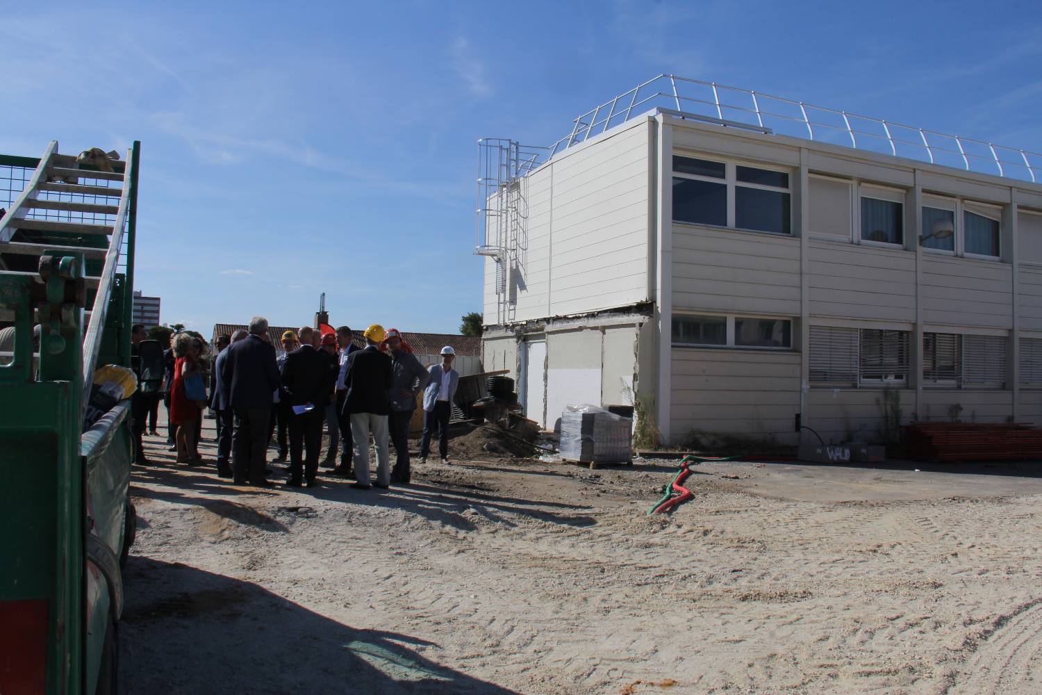 Visite chantier : à droite le bâtiment voué à disparaître