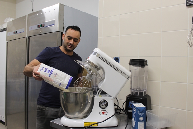 Rachid Dahmani prépare la pâte à crêpes