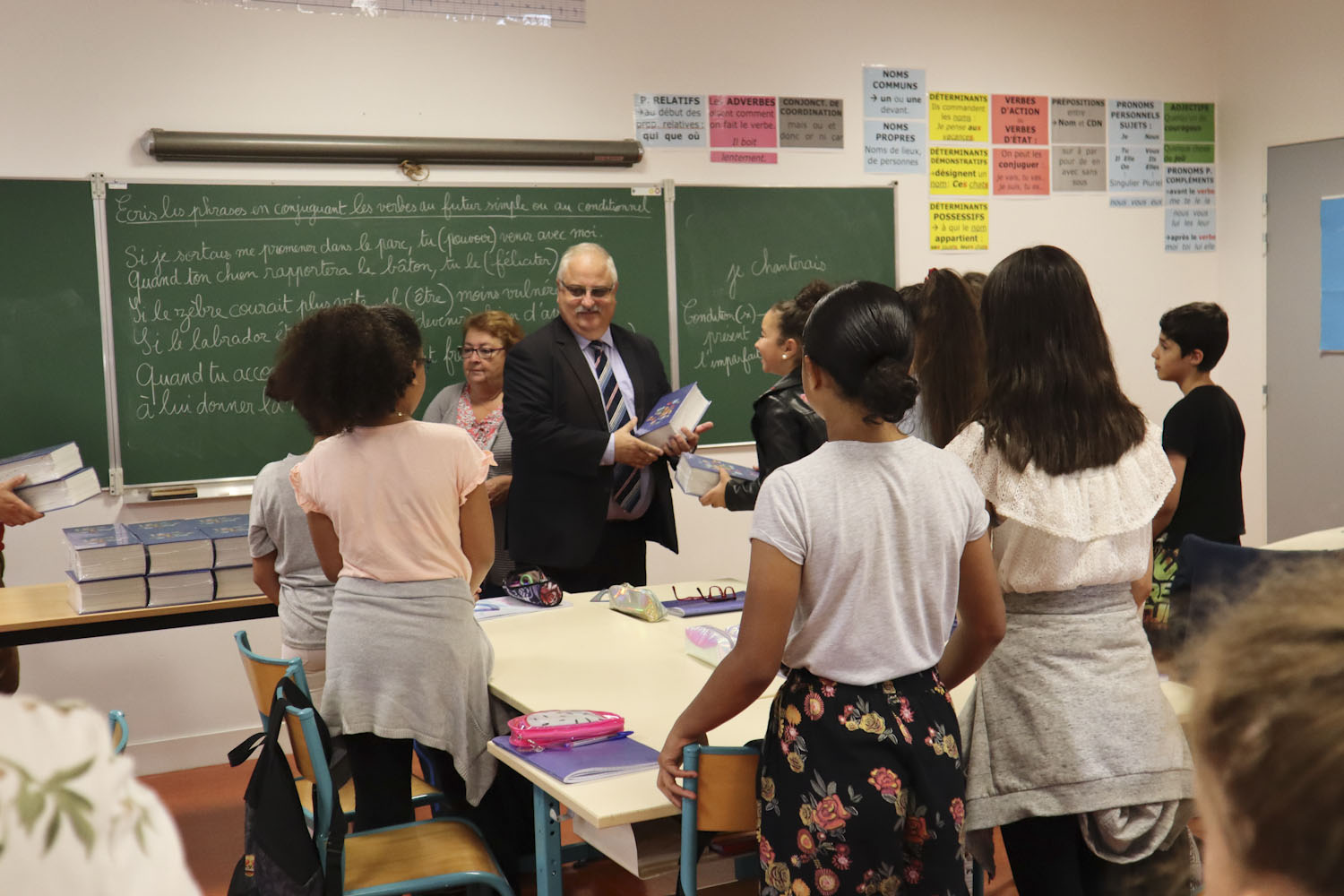 le maire remet le dico aux élèves