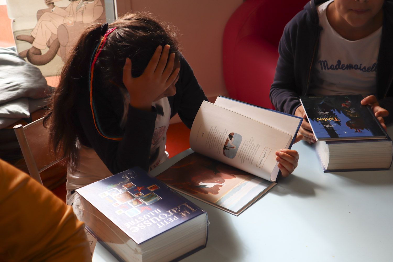 une petite fille découvre le dico