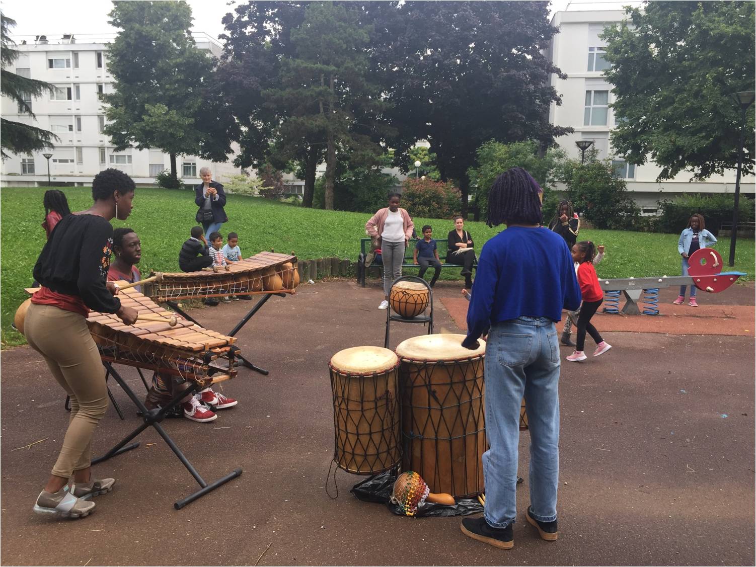 Takatina et Benkali jouent dans les cours des immeubles de Palmer