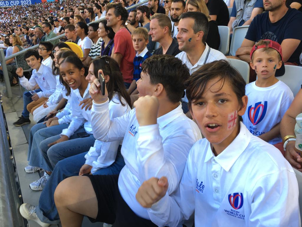 dans les tribunes du stade