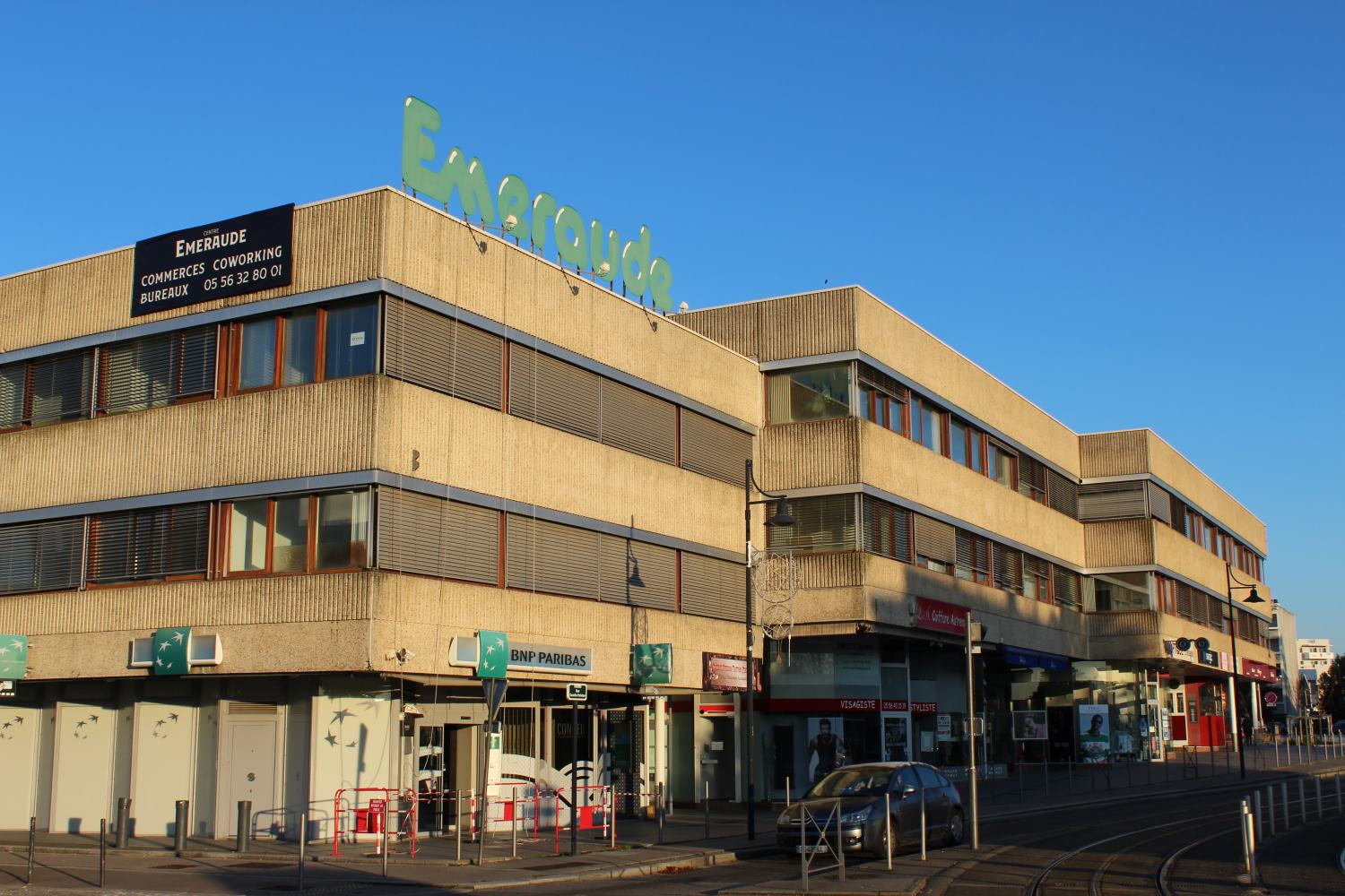Le centre Emeraude est entre la place du marché et le rond point la Morlette