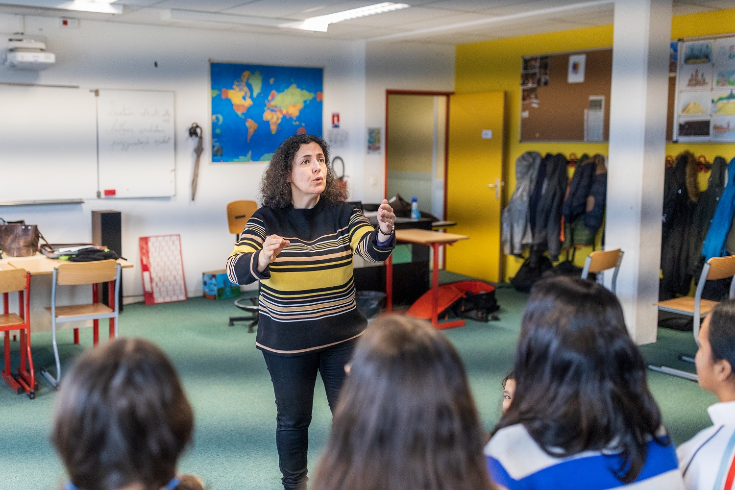Muriel Garaicoechea dirigeant le groupe "chorale" au collège Jean Zay